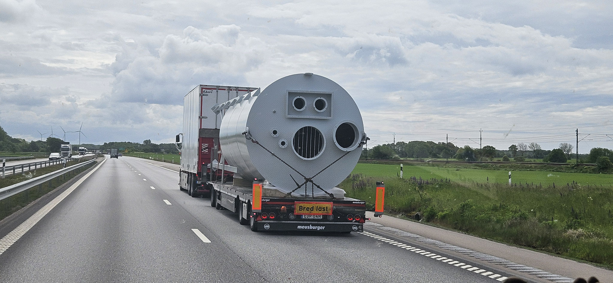Wieder einmal ein Schwertransporter