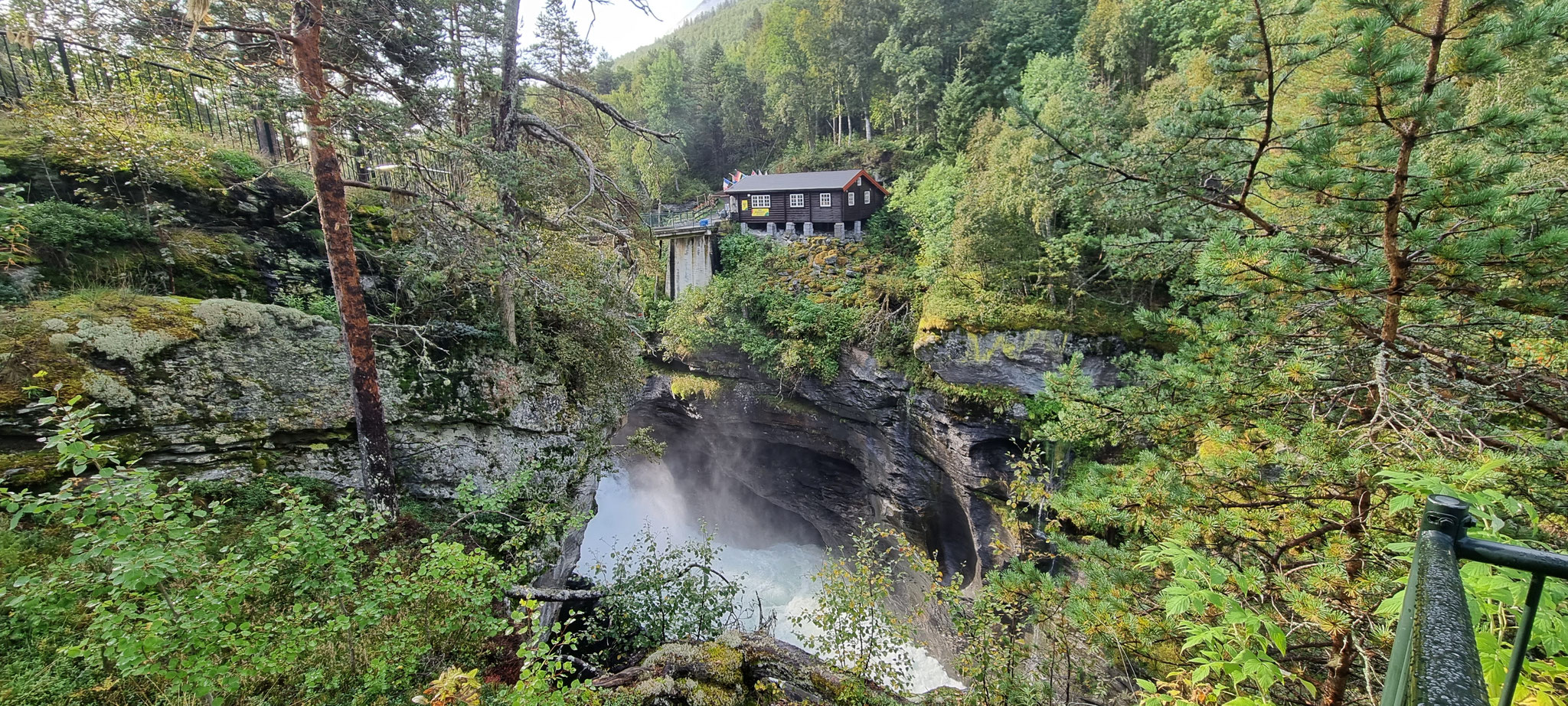 Über die Brücke geht es zum kleinen Trollshop