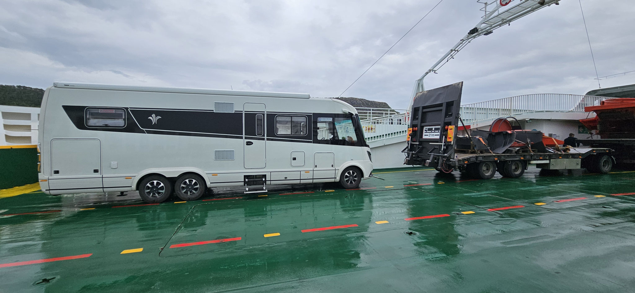 Bobi ganz klein hinter dem 21-Meter-Truck