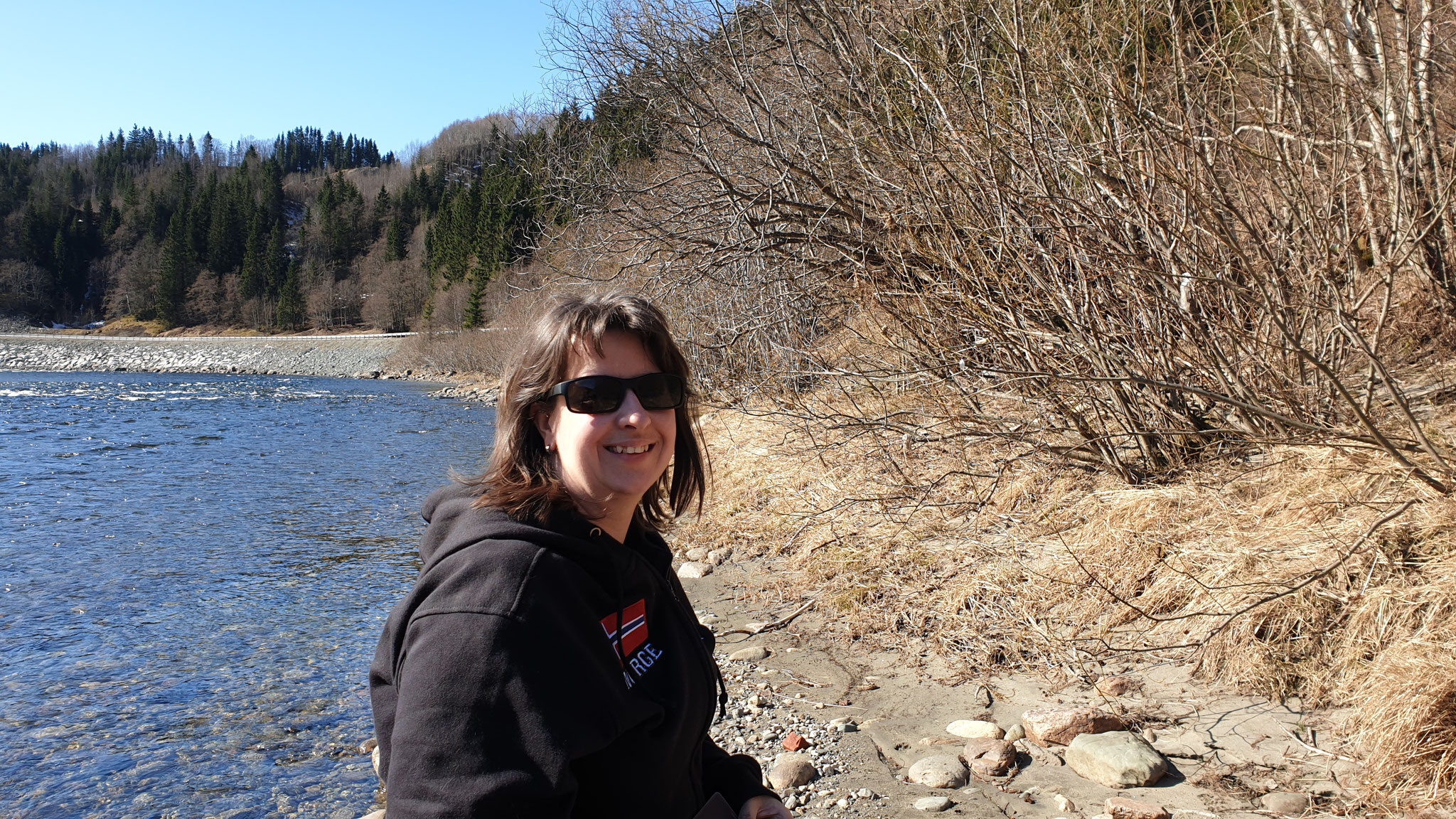 Sonne geniessen am Fluss in Norwegen