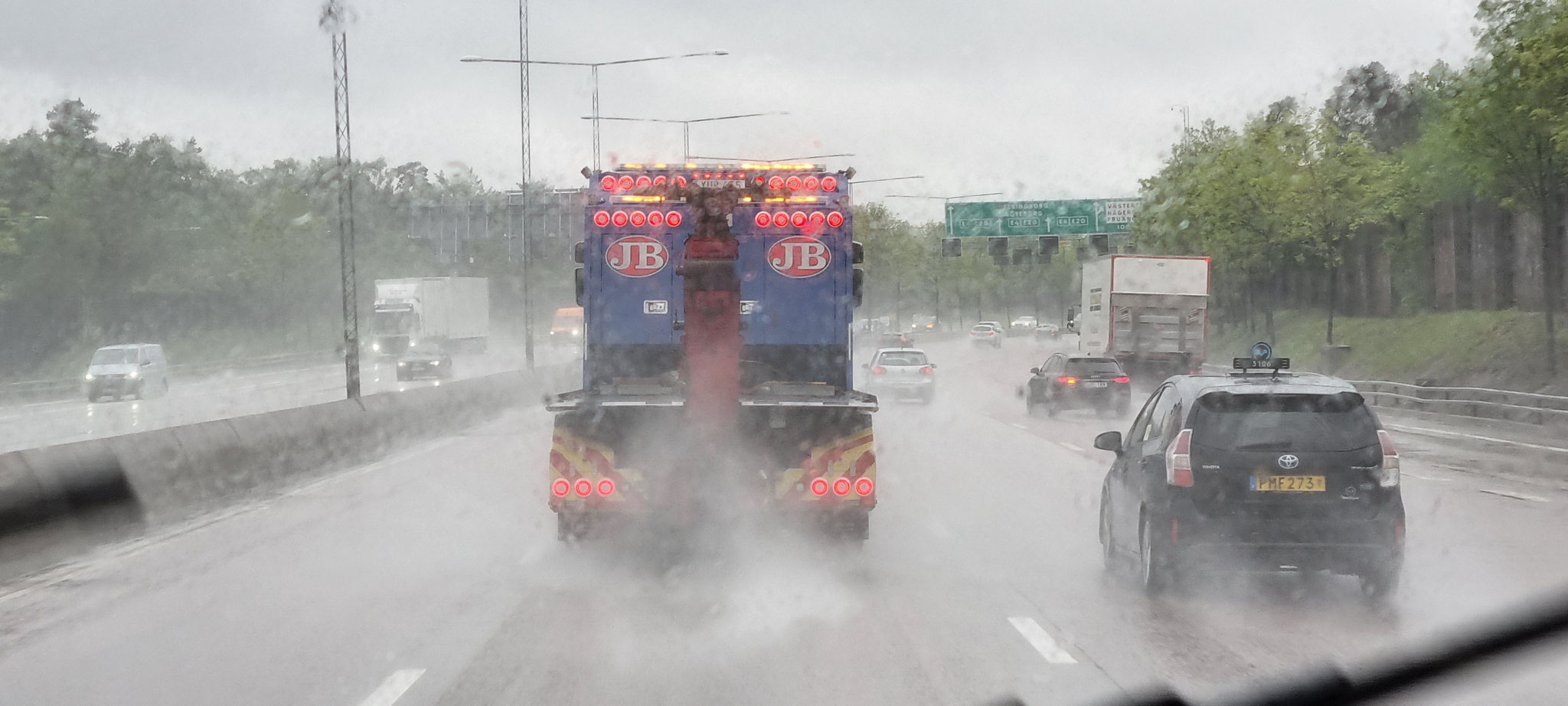 Abschlepper fährt einmal vor Bobi's Nase und bremst voll ab - Danke!