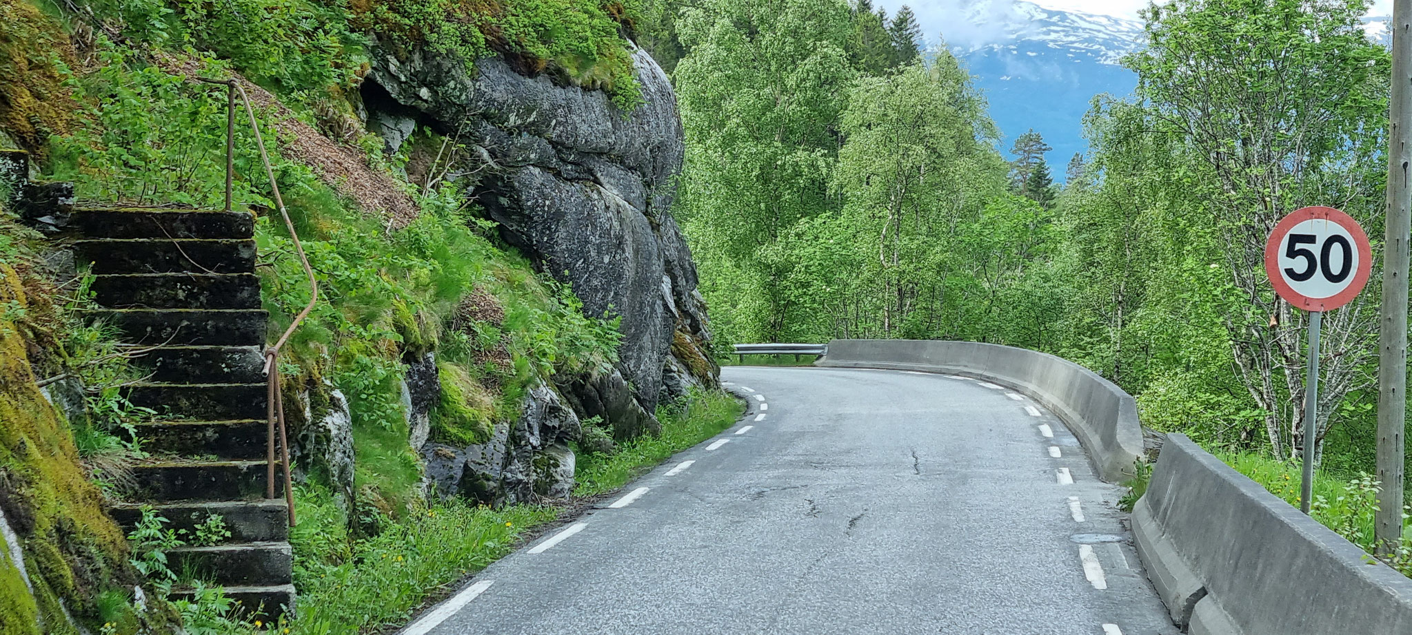 Schmale Strasse mit unübersichtlichen Kurven