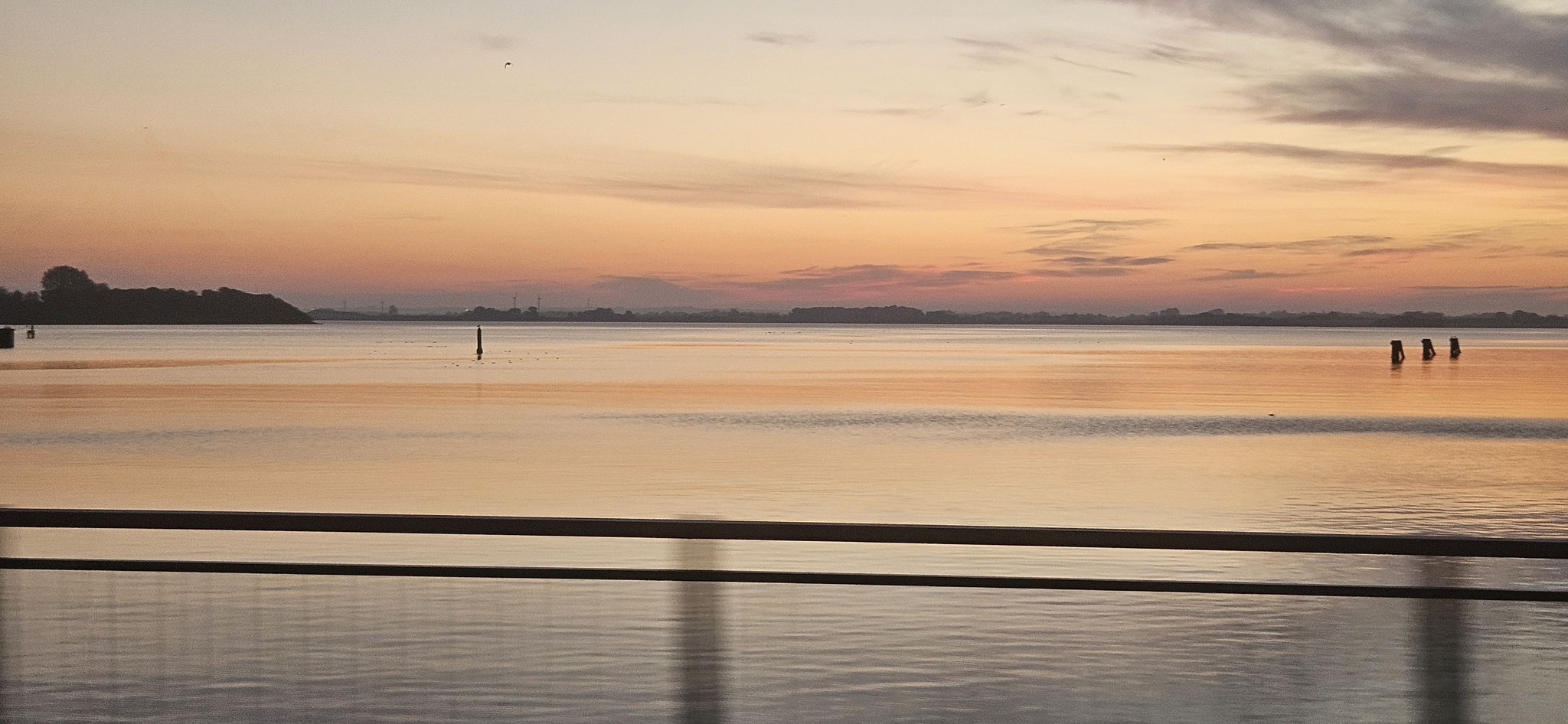 Morgenrot über dem Meer