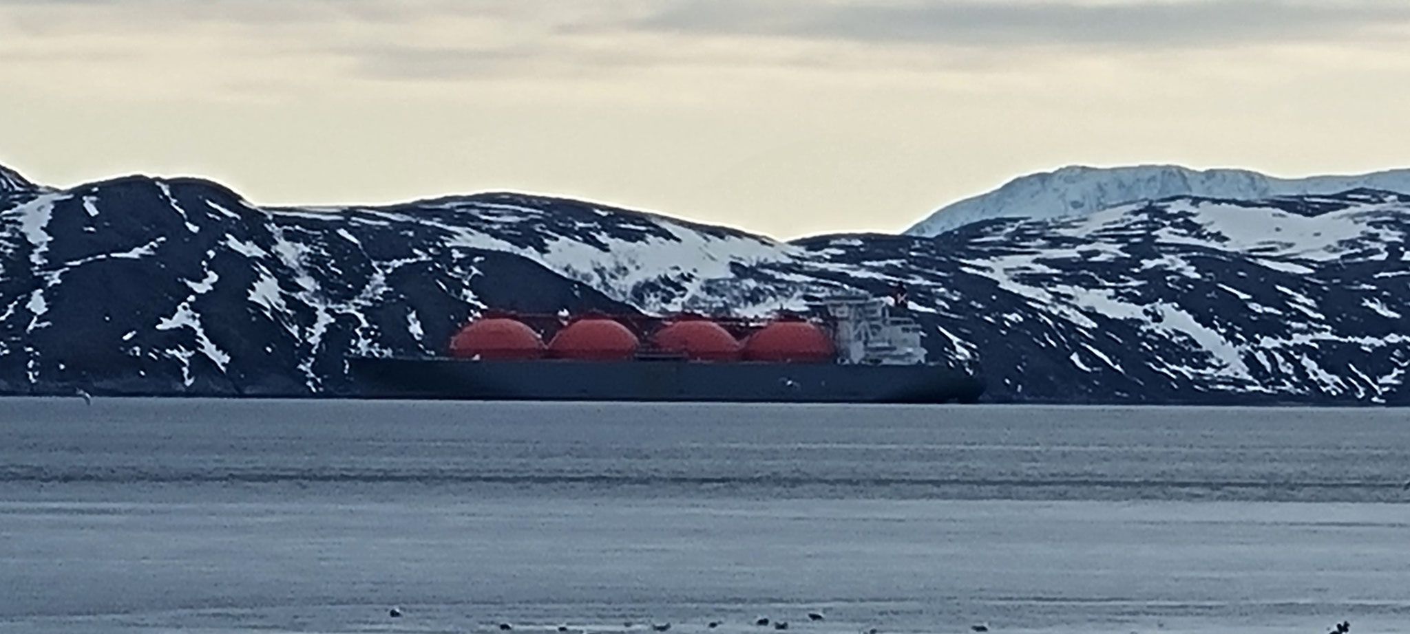 Gas-Frachter draussen auf dem Meer