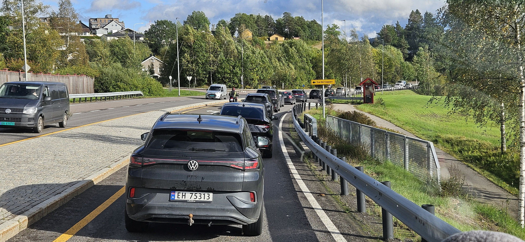 Bobi hinter Idefix hinter Yaki mit norwegischen Kennzeichen