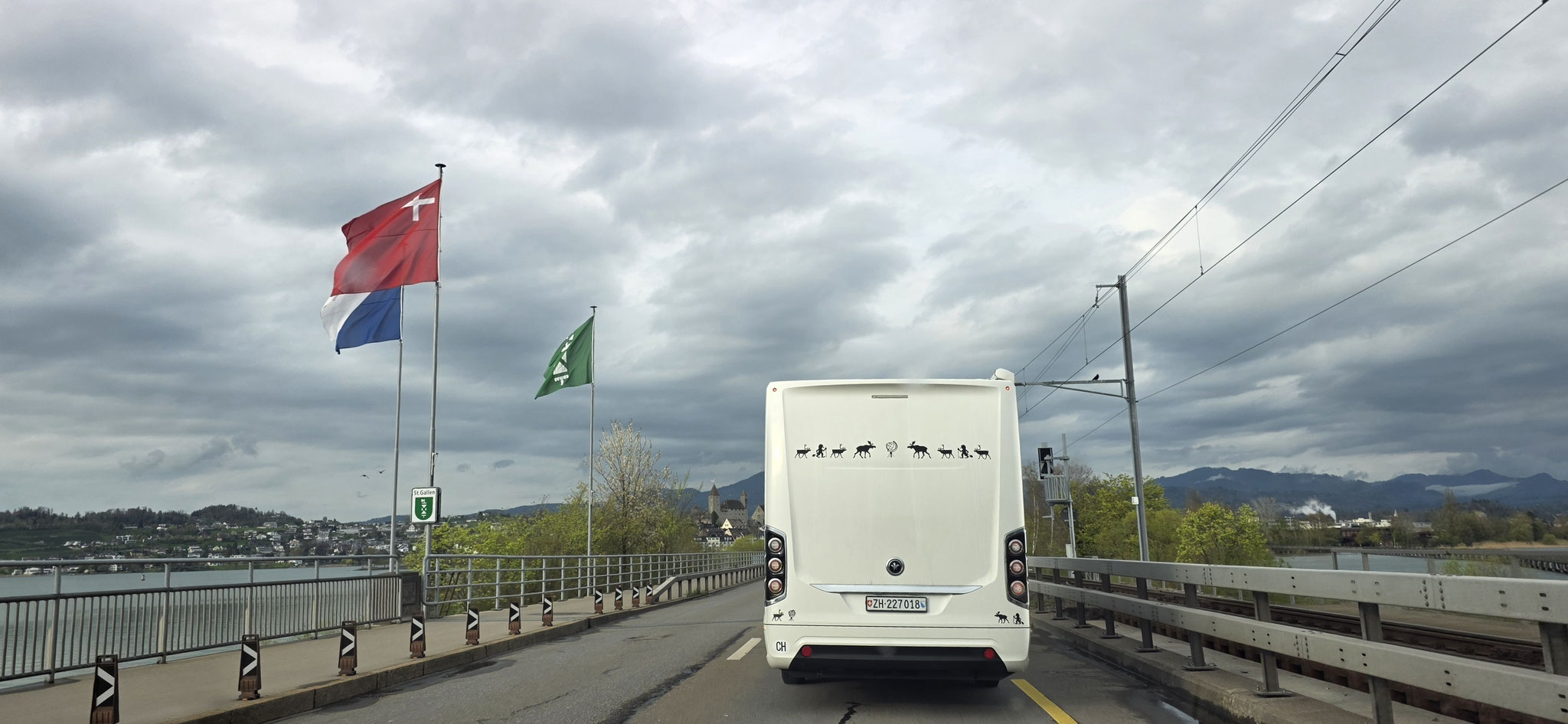 Auch auf dem Seedamm werden wir mit wehenden Fahnen empfangen