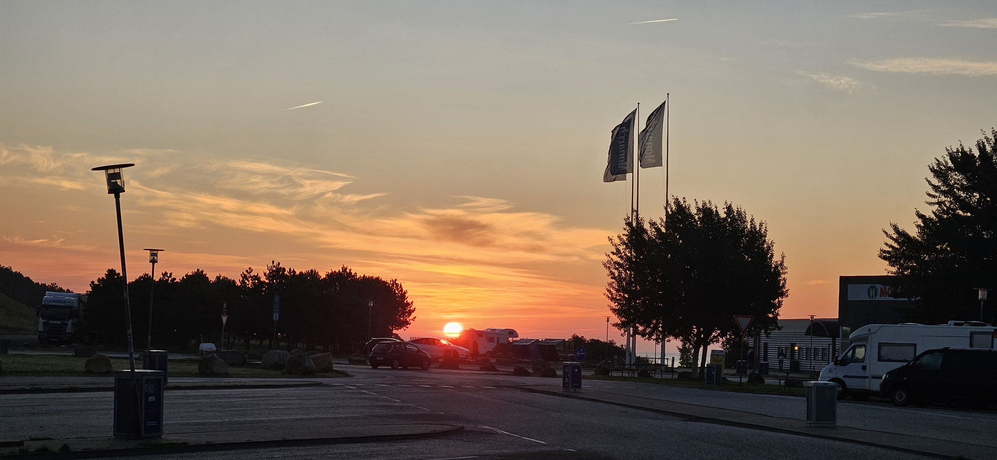 Sonnenaufgang direkt nach der Brücke