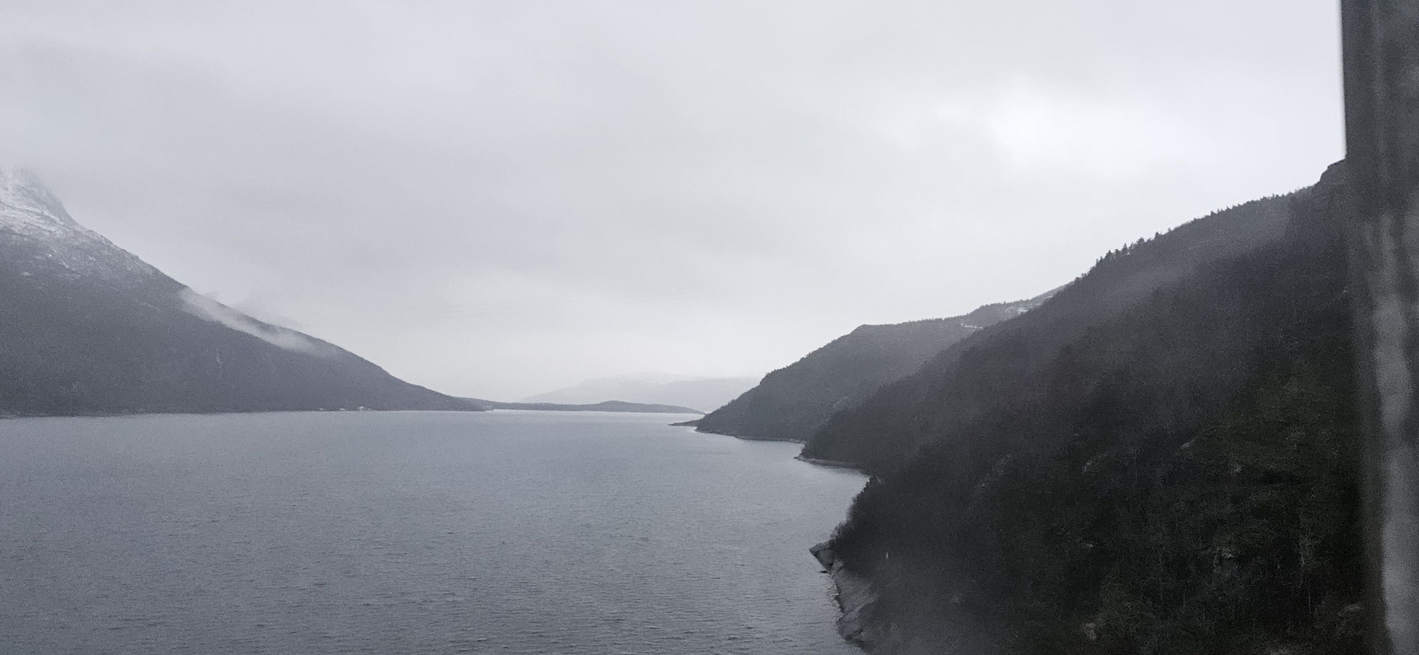 Blick von der Brücke aufs Fjord