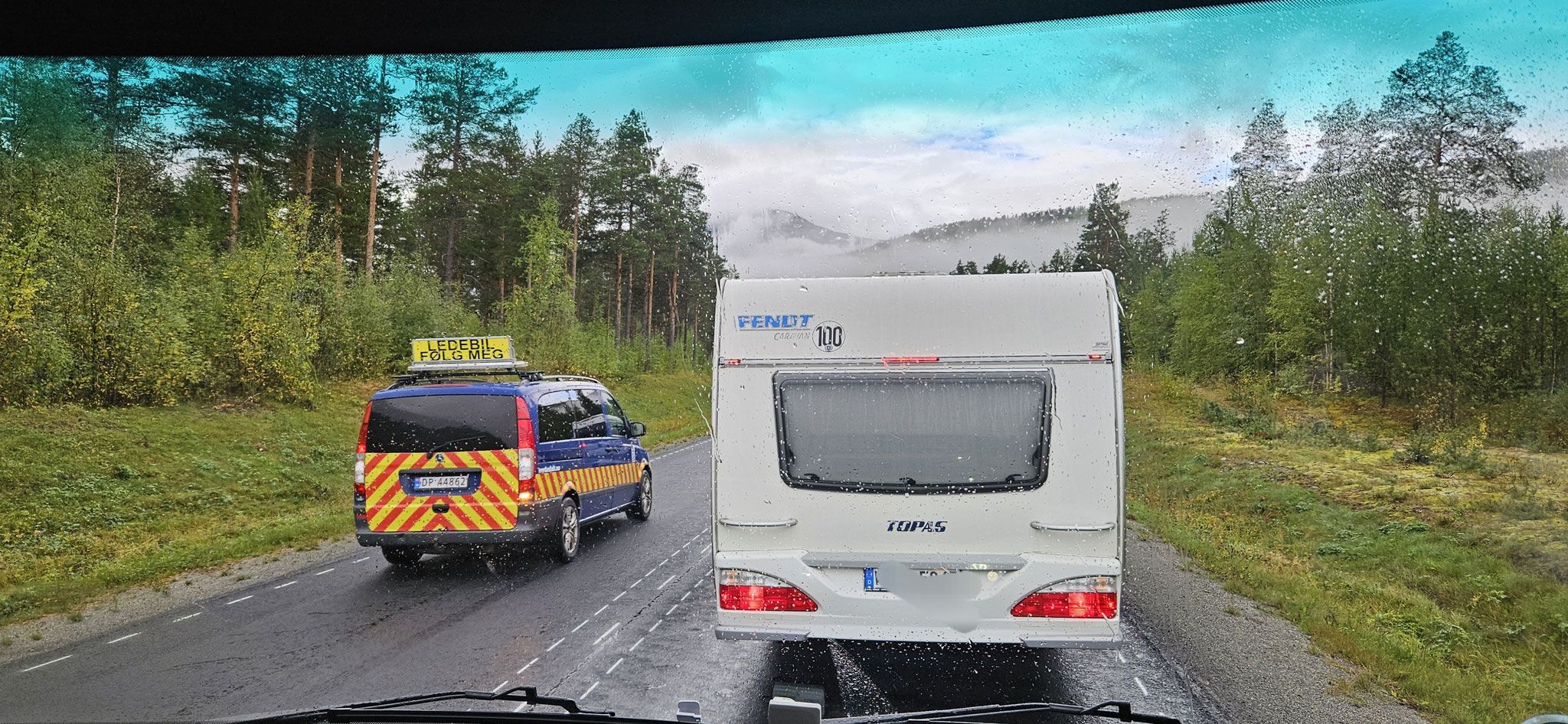 Wir fahren hinter dem Begleitfahrzeug und einem Dauerrotlicht