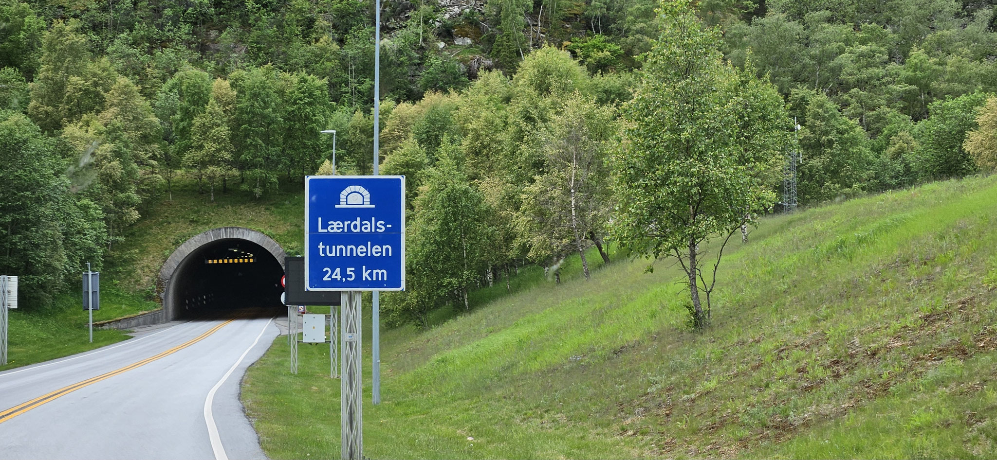...kommt auch schon der längste Autotunnel der Welt