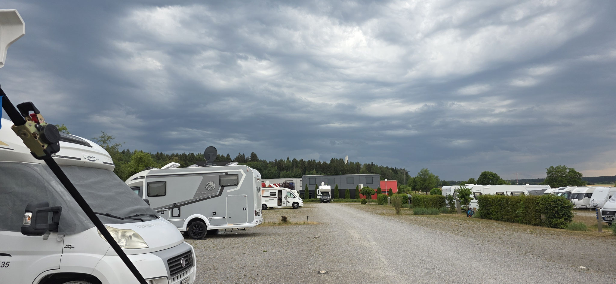 Wieder dunkle Wolken über dem Stellplatz