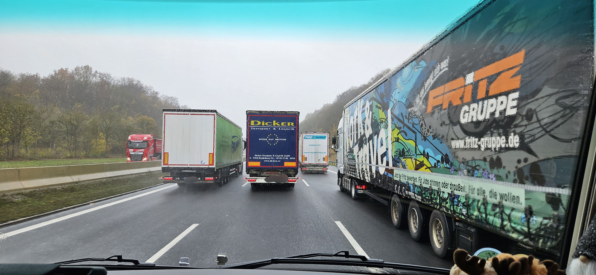 LKW auf drei Spuren beim Überholen - echt toll!