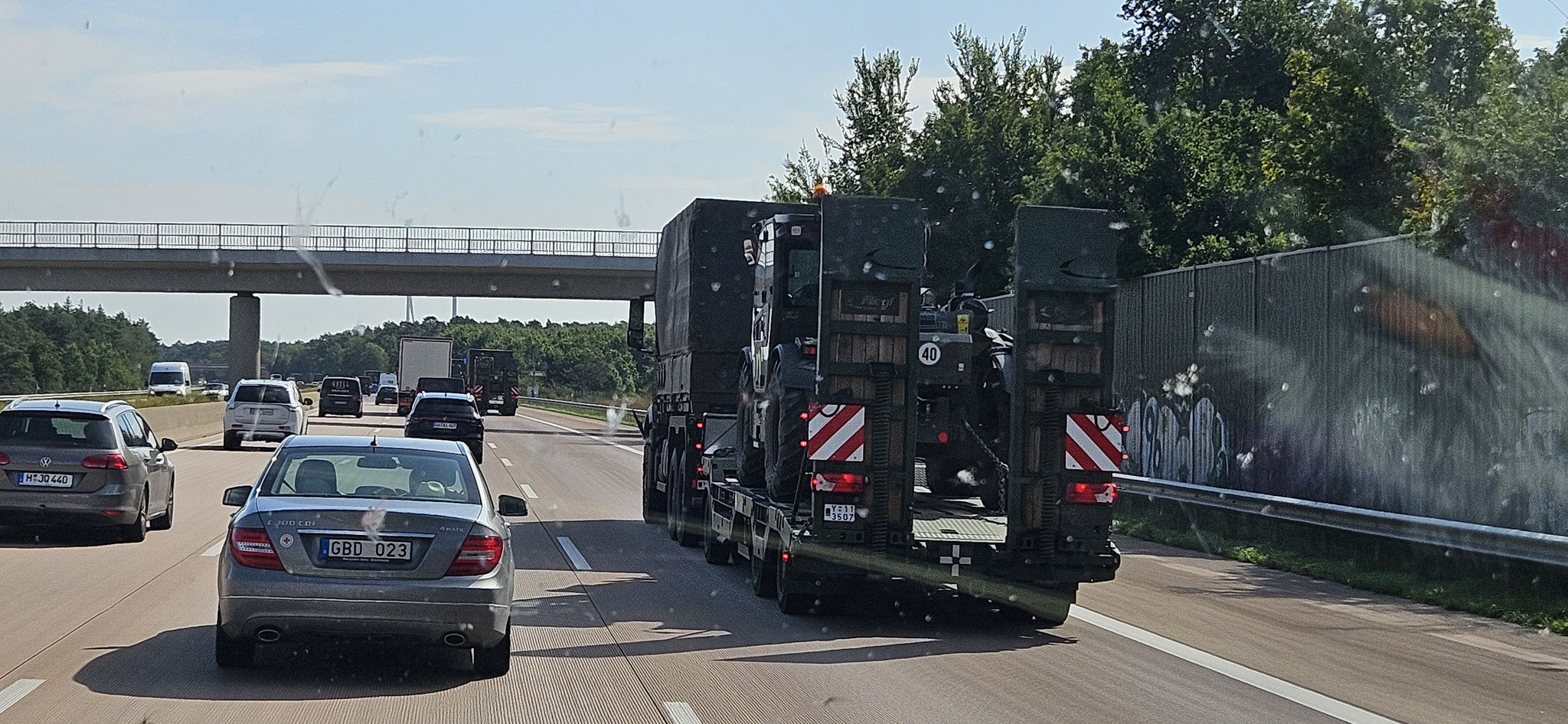 Militärkaravane auf der Autobahn