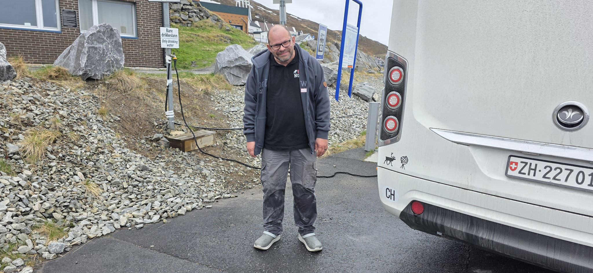 Nein! Dusche an der Sanistation?