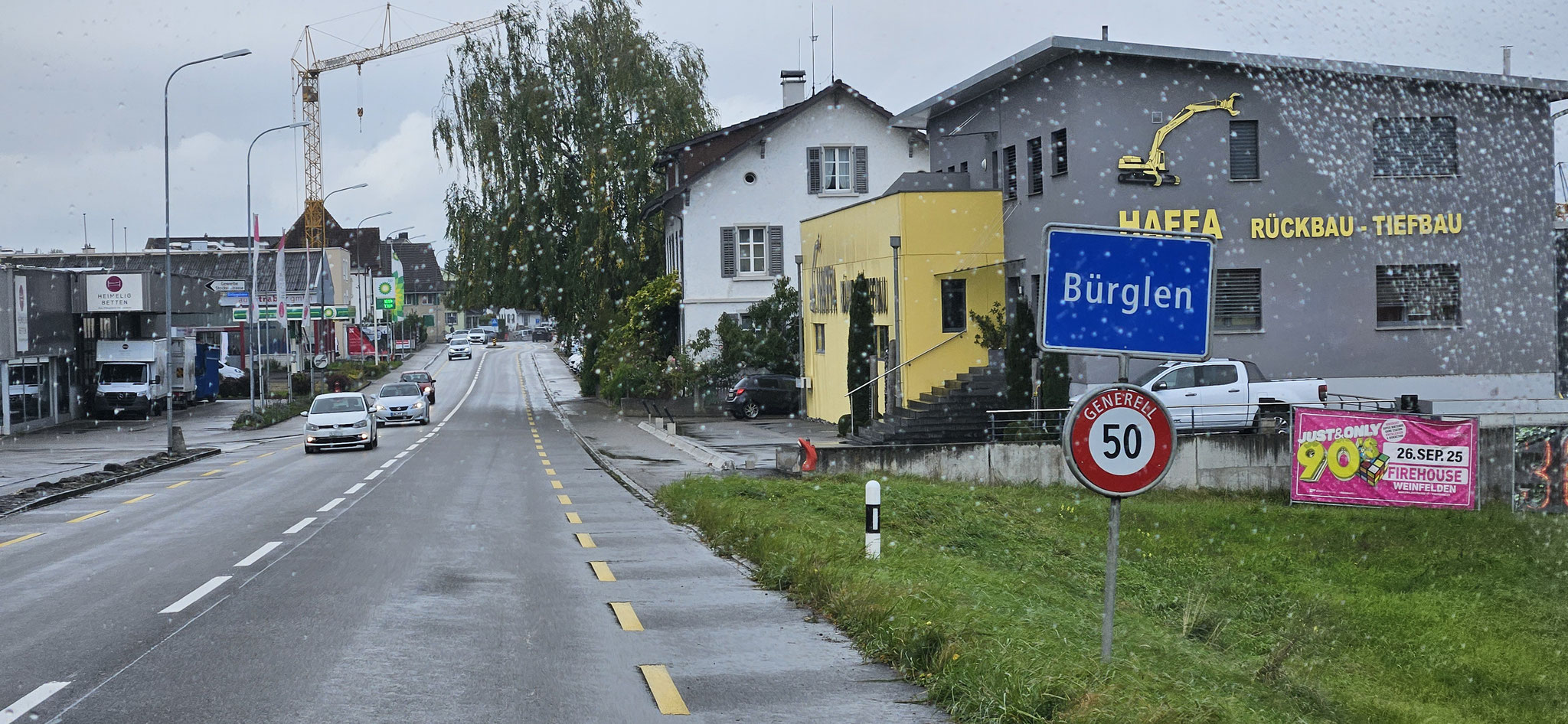 Plötzlich fängt es heftig an zu regnen...