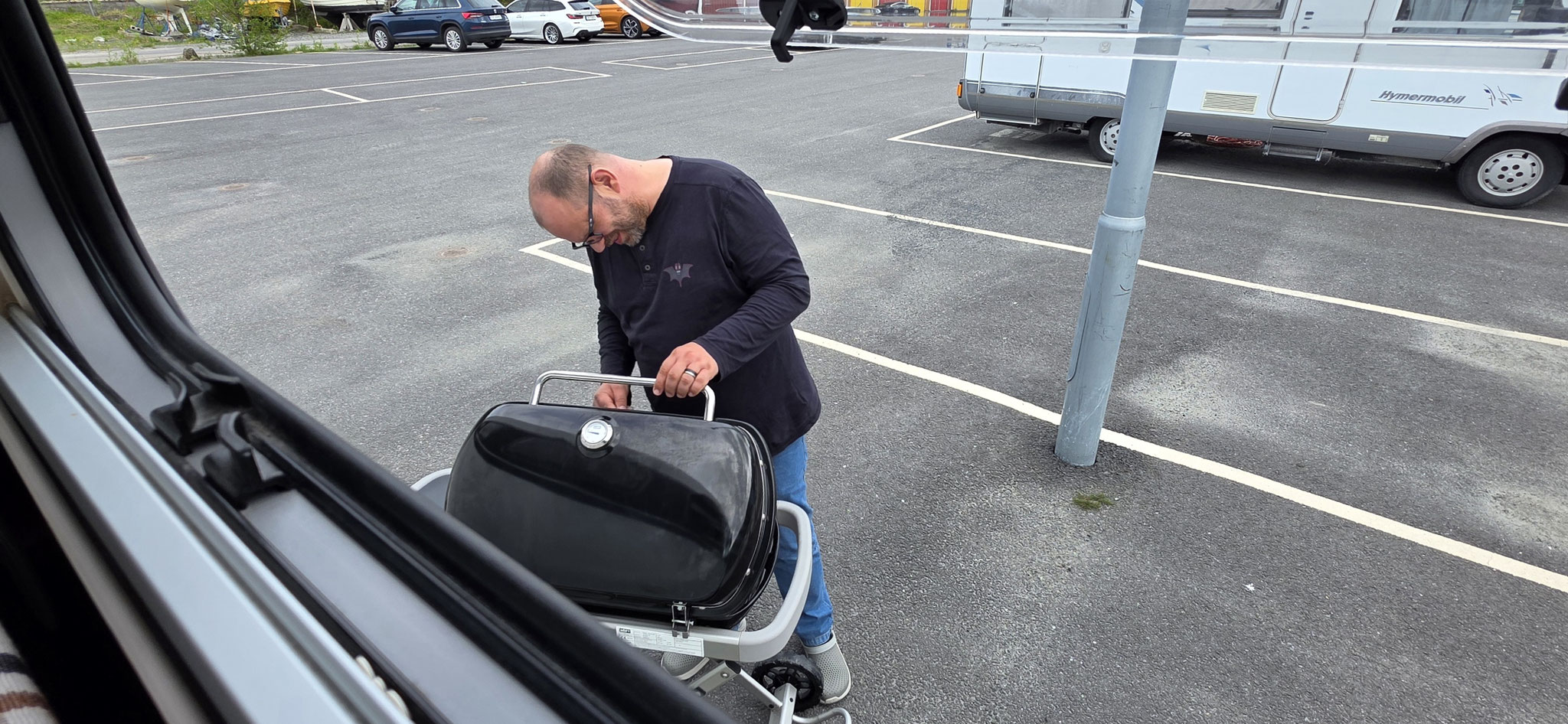 ...der Grillmeister begutachtet das halbfertige Produkt...