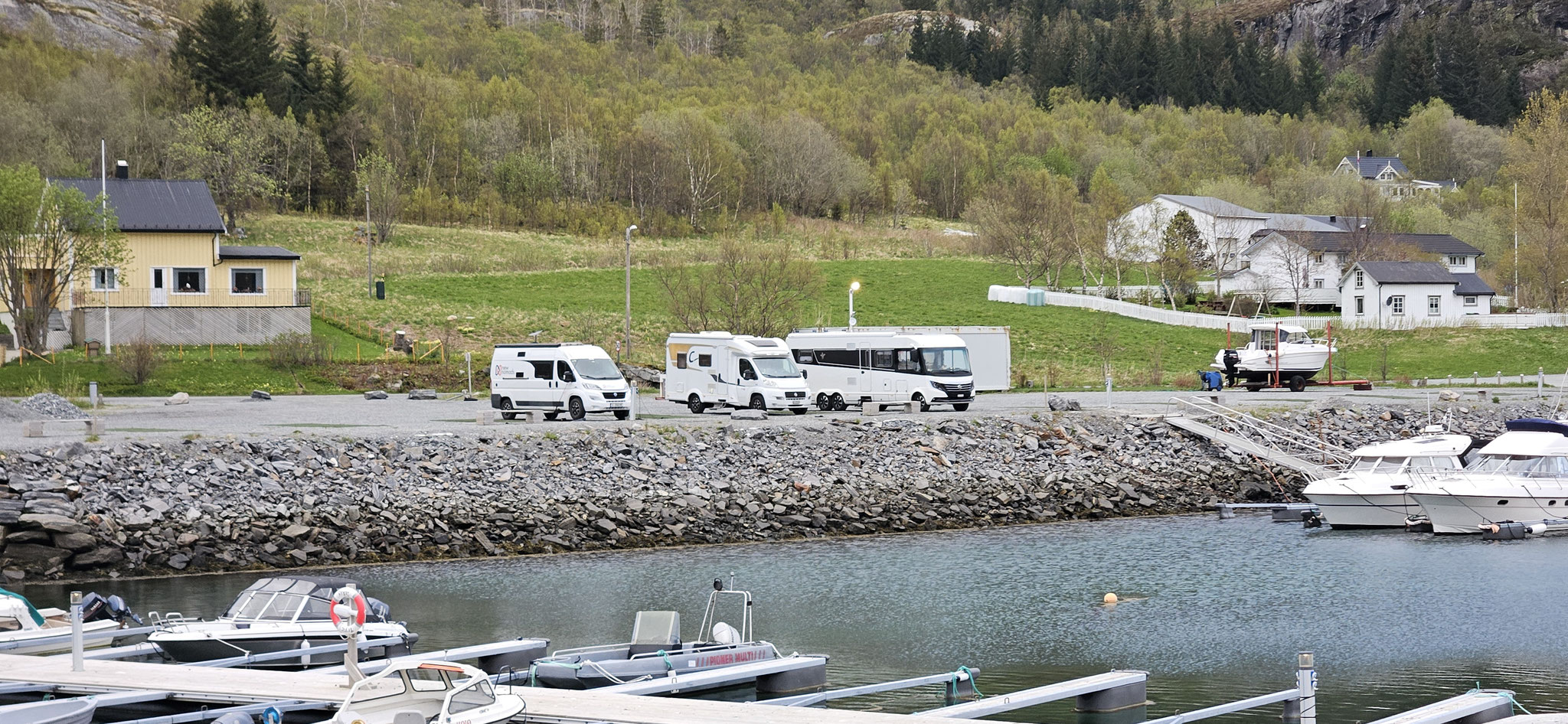 Unser Stellplatz von der Mole aus