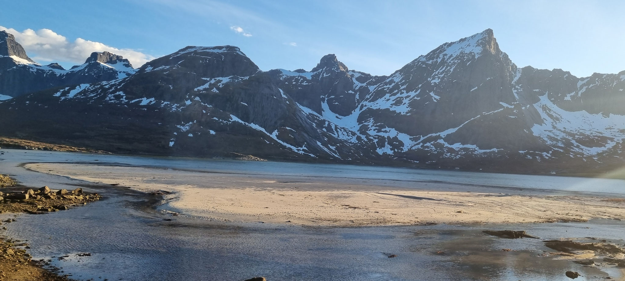 Sandstrand und Berge