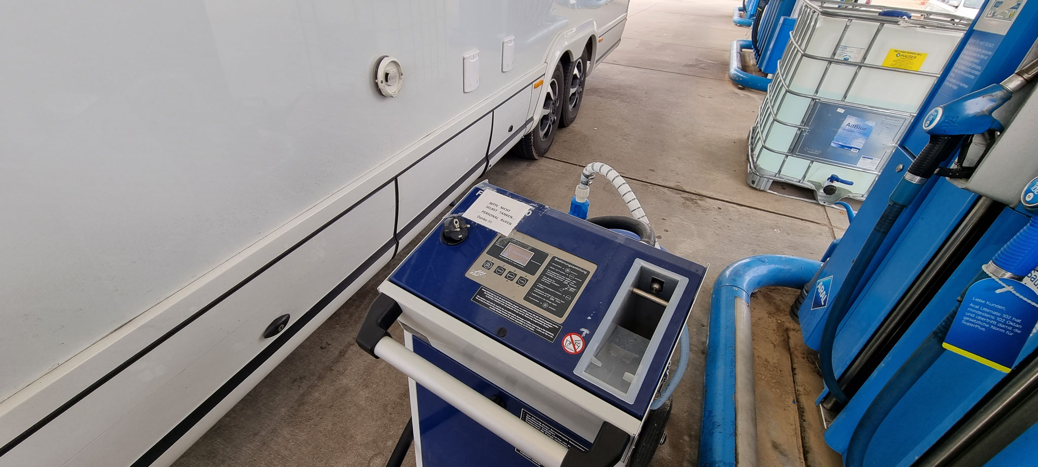 AdBlue mit Service - EUR 1.95 / Liter - eine Sauerei!