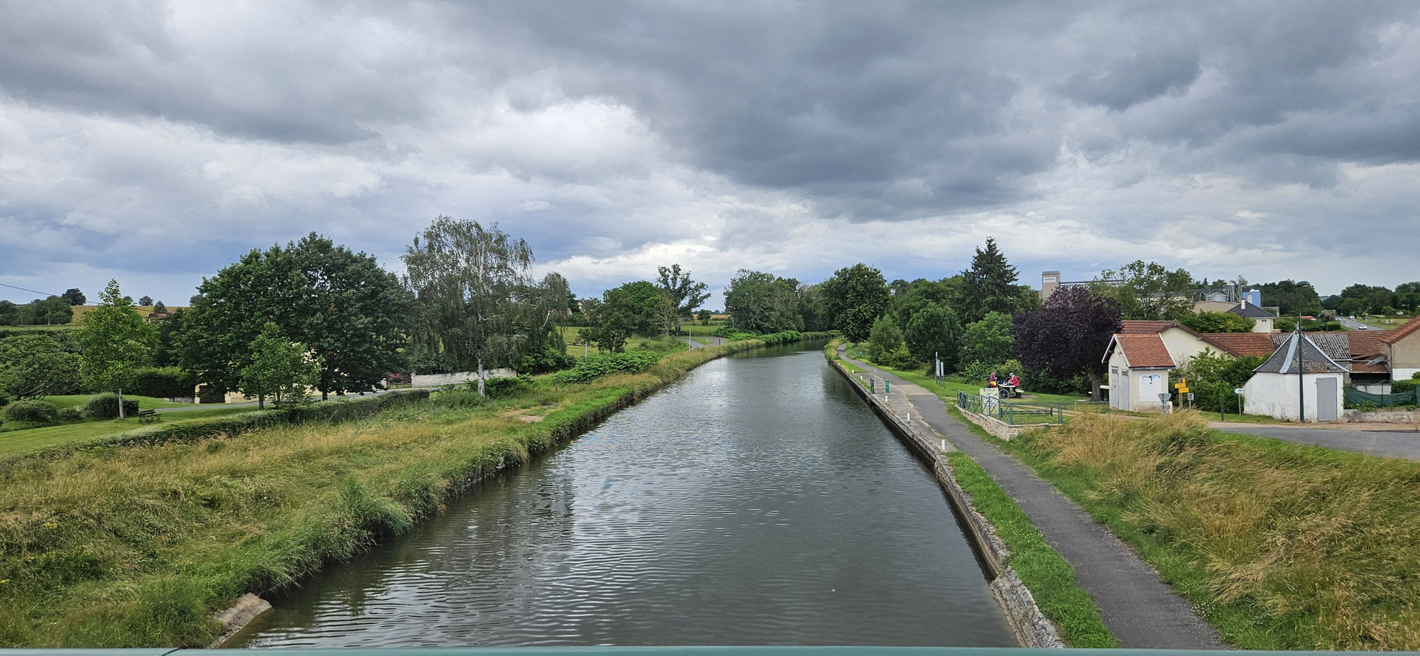 Lange fahren wir diesem Kanal entlang