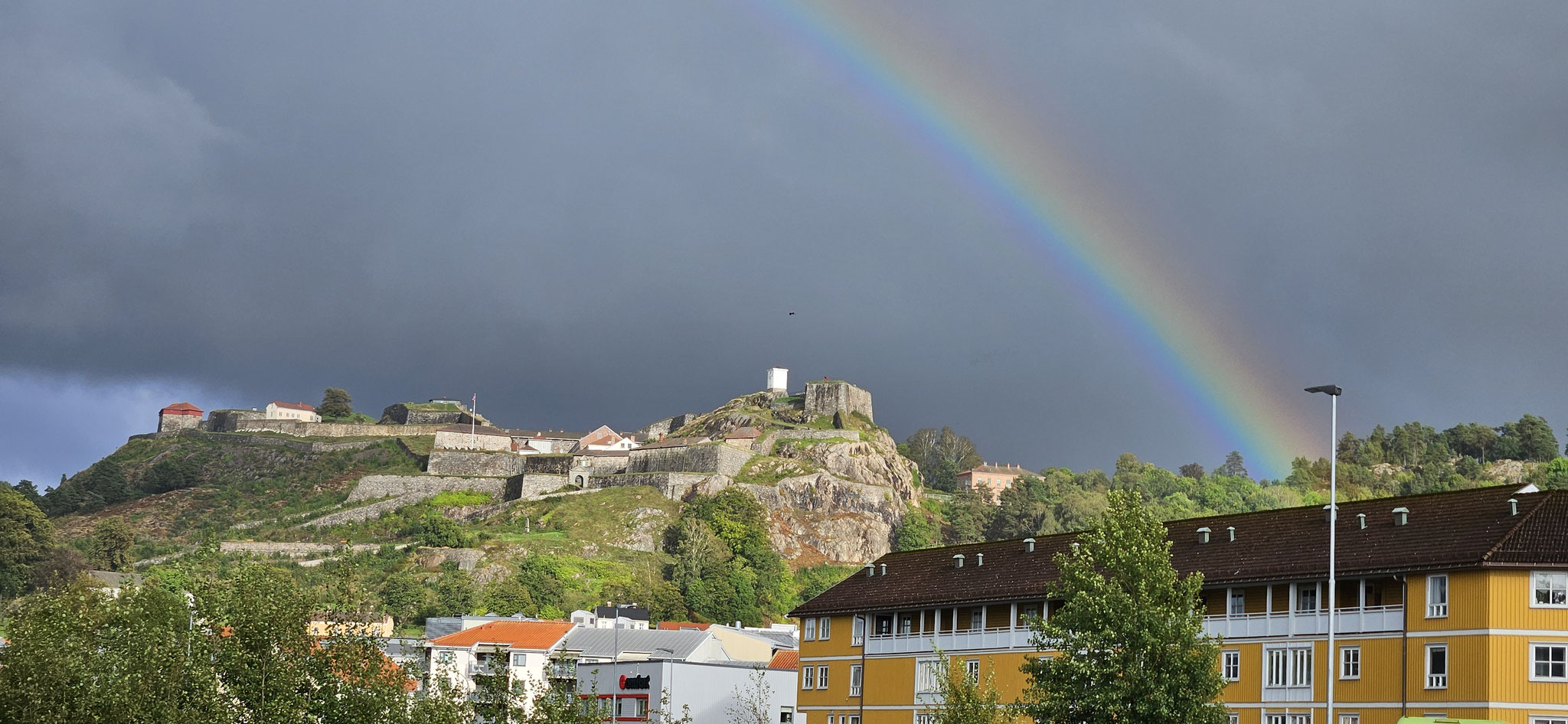 Noch ein Regenbogen über der Burg