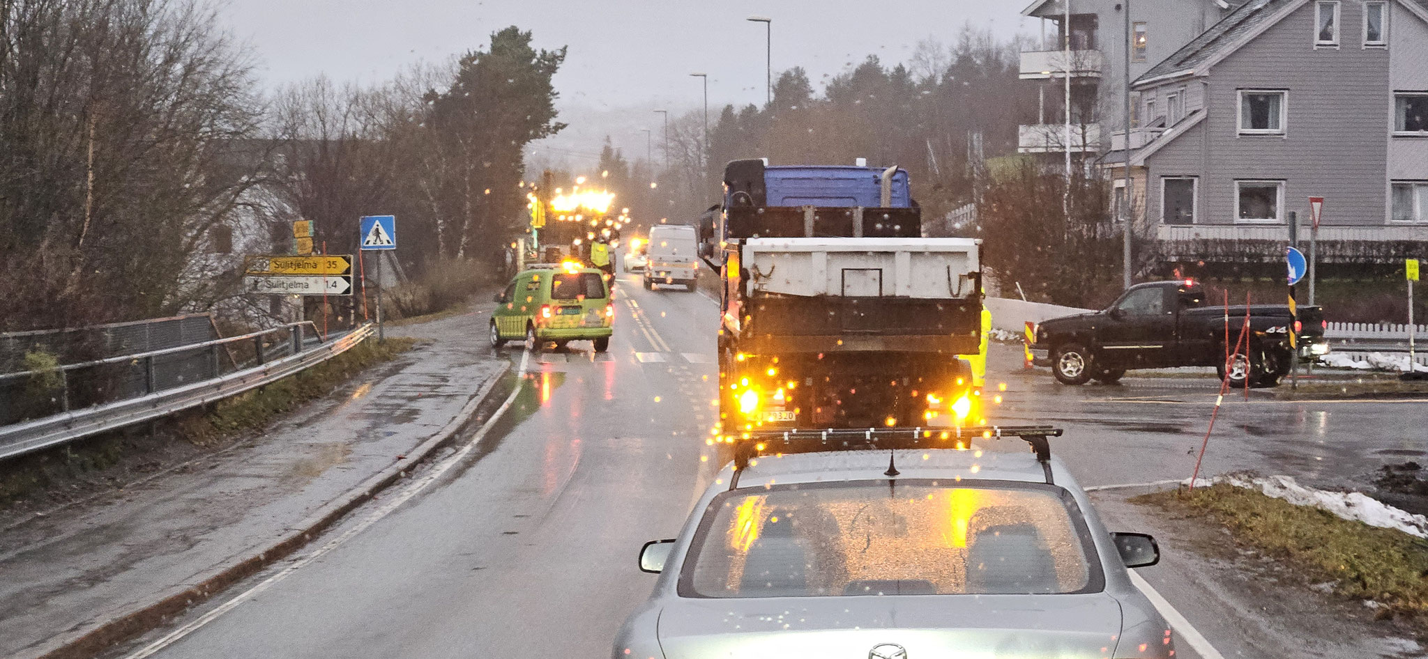 Endlich "Manuell Dirigering" - ein Tesla-Begleitfahrzeug führt uns durch die Baustelle