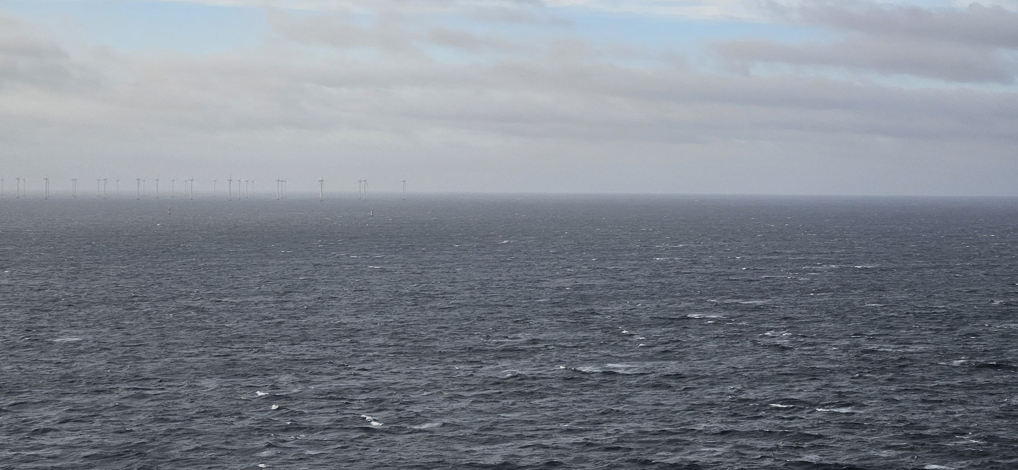 Weit draussen der Windpark