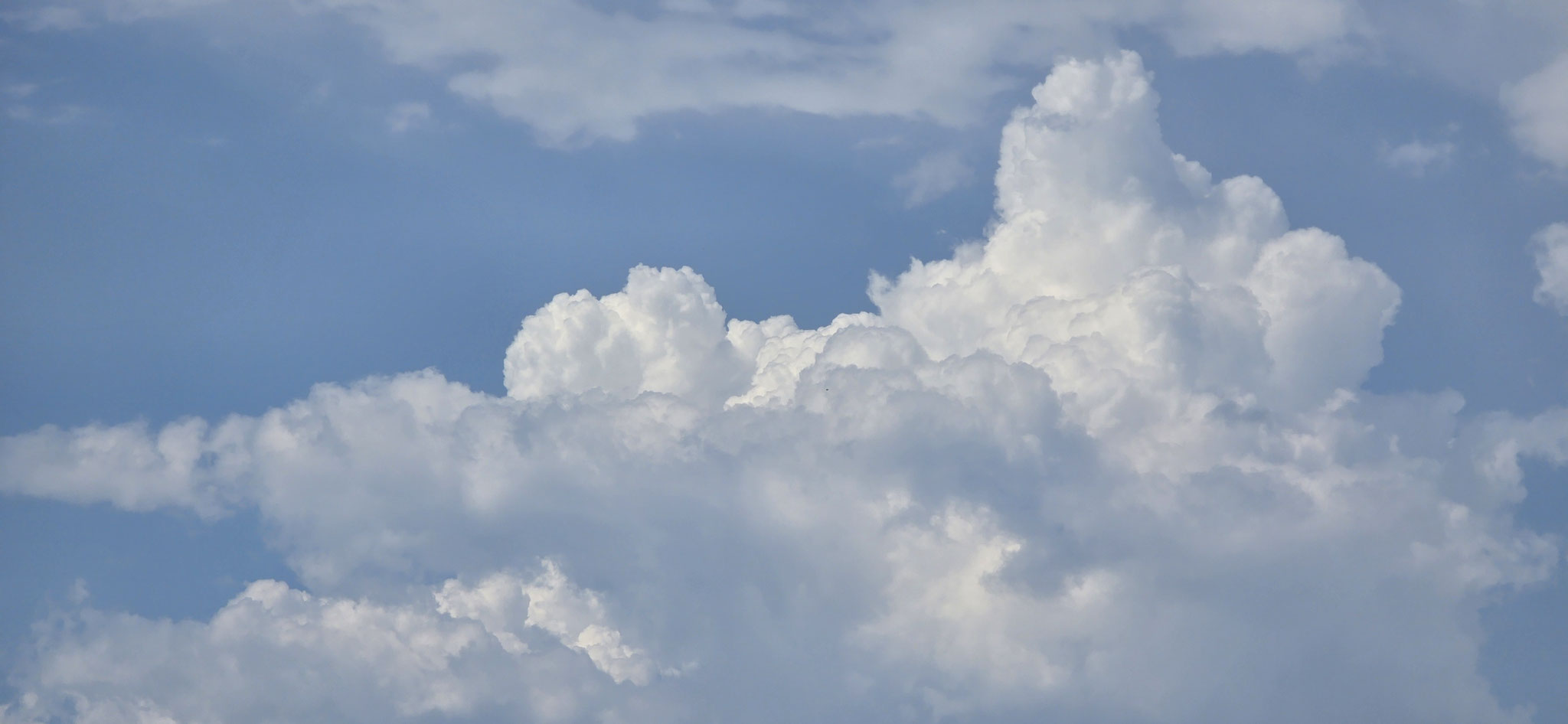 Wolken kommen auf aber es ist heiss und drückend