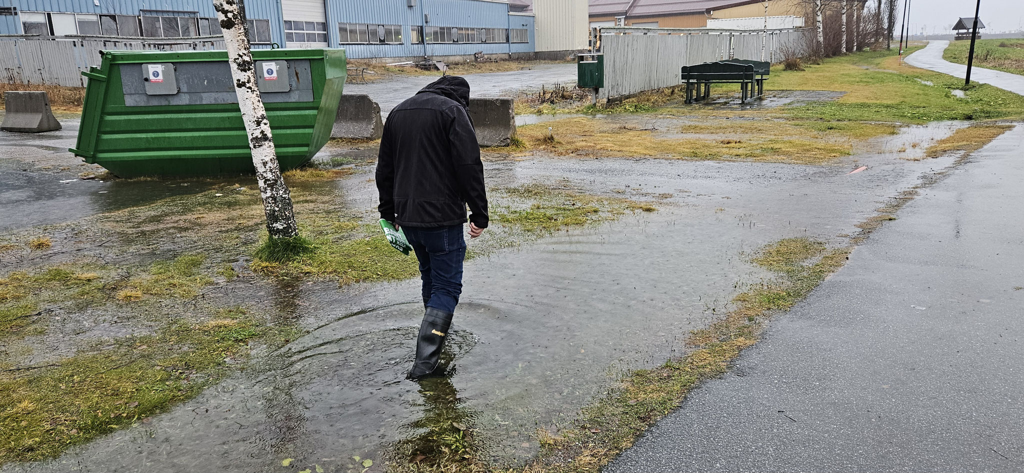Grosser Junge mit Gummistiefel am Spielen