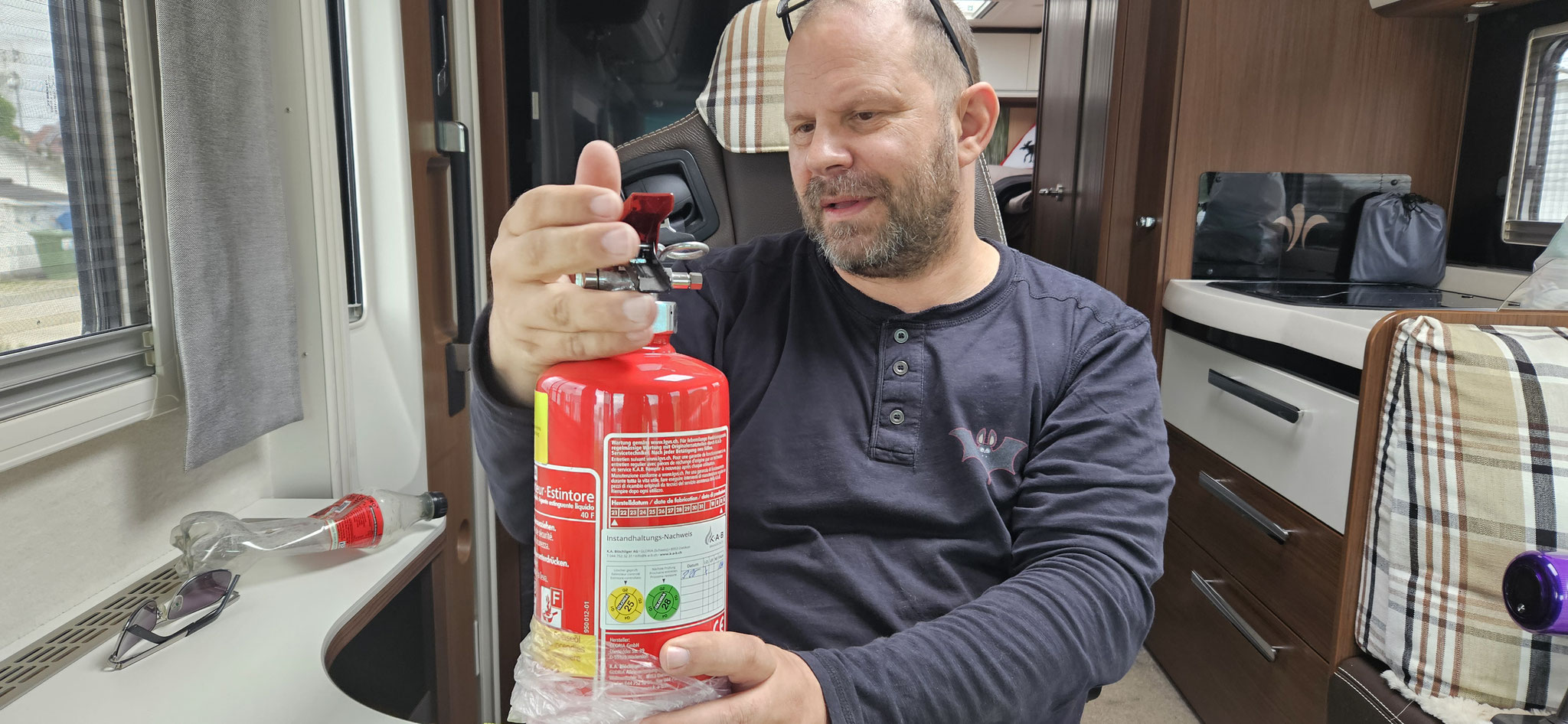 Der neue Feuerlöscher wird inspiziert
