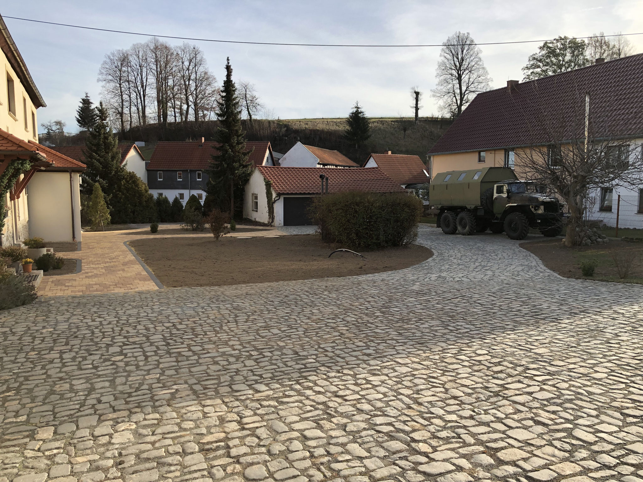 Komplette Neugestaltung Außenanlagen mit Beton- und Naturstein-Pflaster