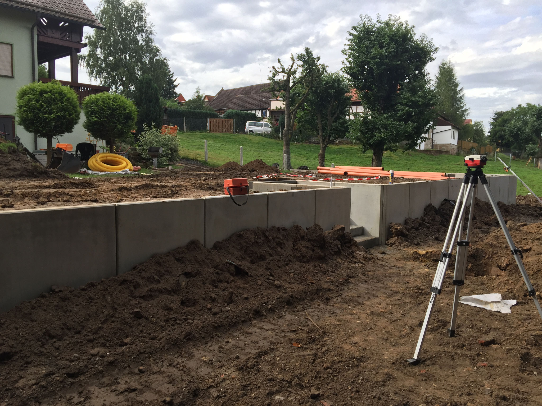 Hangbefestigung mit Beton-Winkelstützen