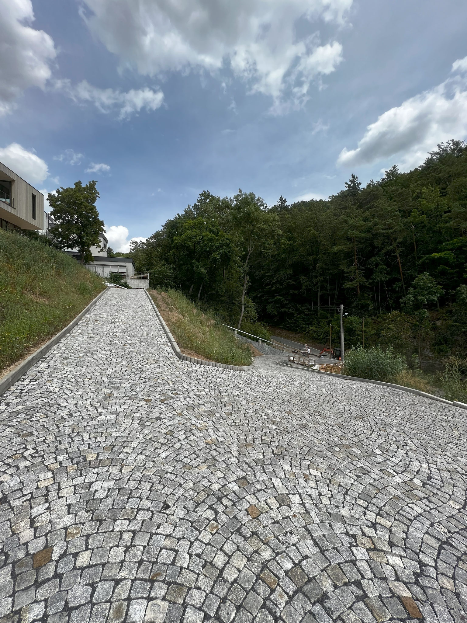 Grundstücksauffahrt im Steilhang mit Granitkleinpflaster