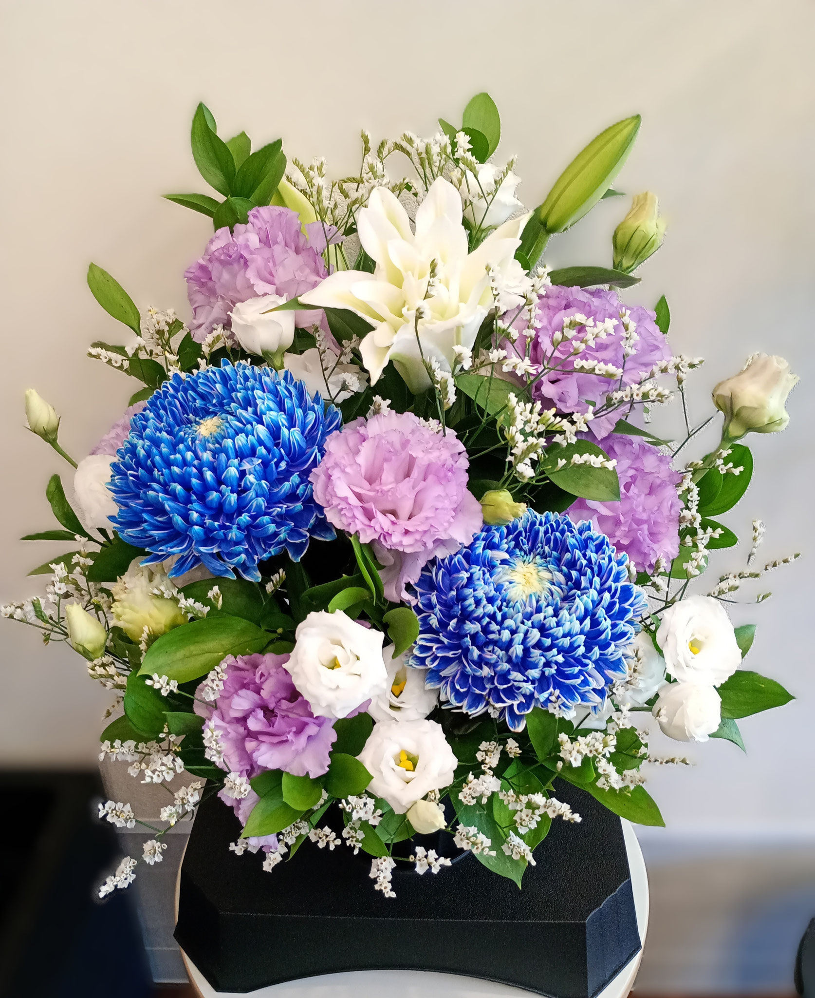 法事用に。白・紫・青のお花を使ってお任せアレンジメント