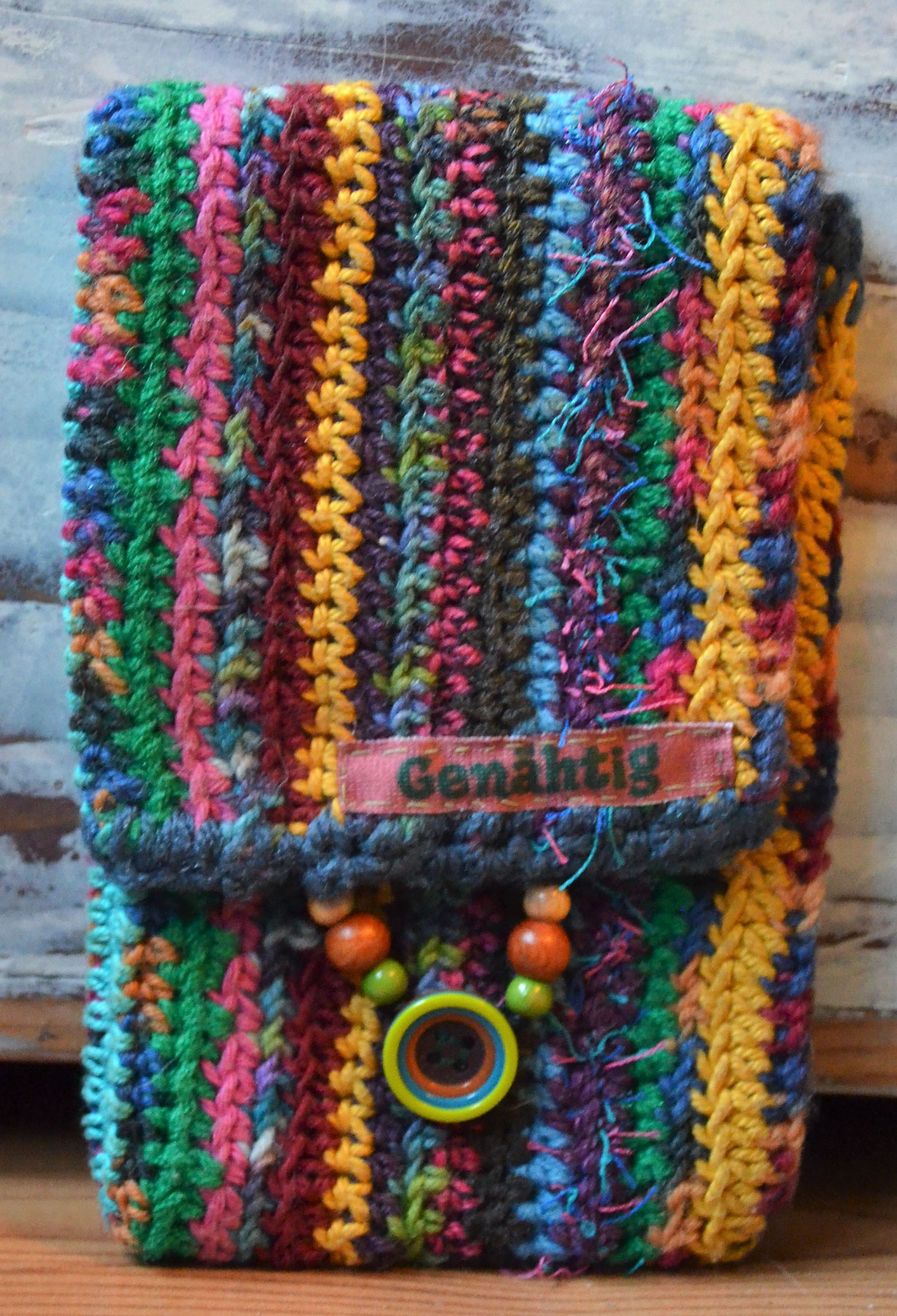 Gehäkelte Handtasche mit Wattevlies innen verstärkt.
