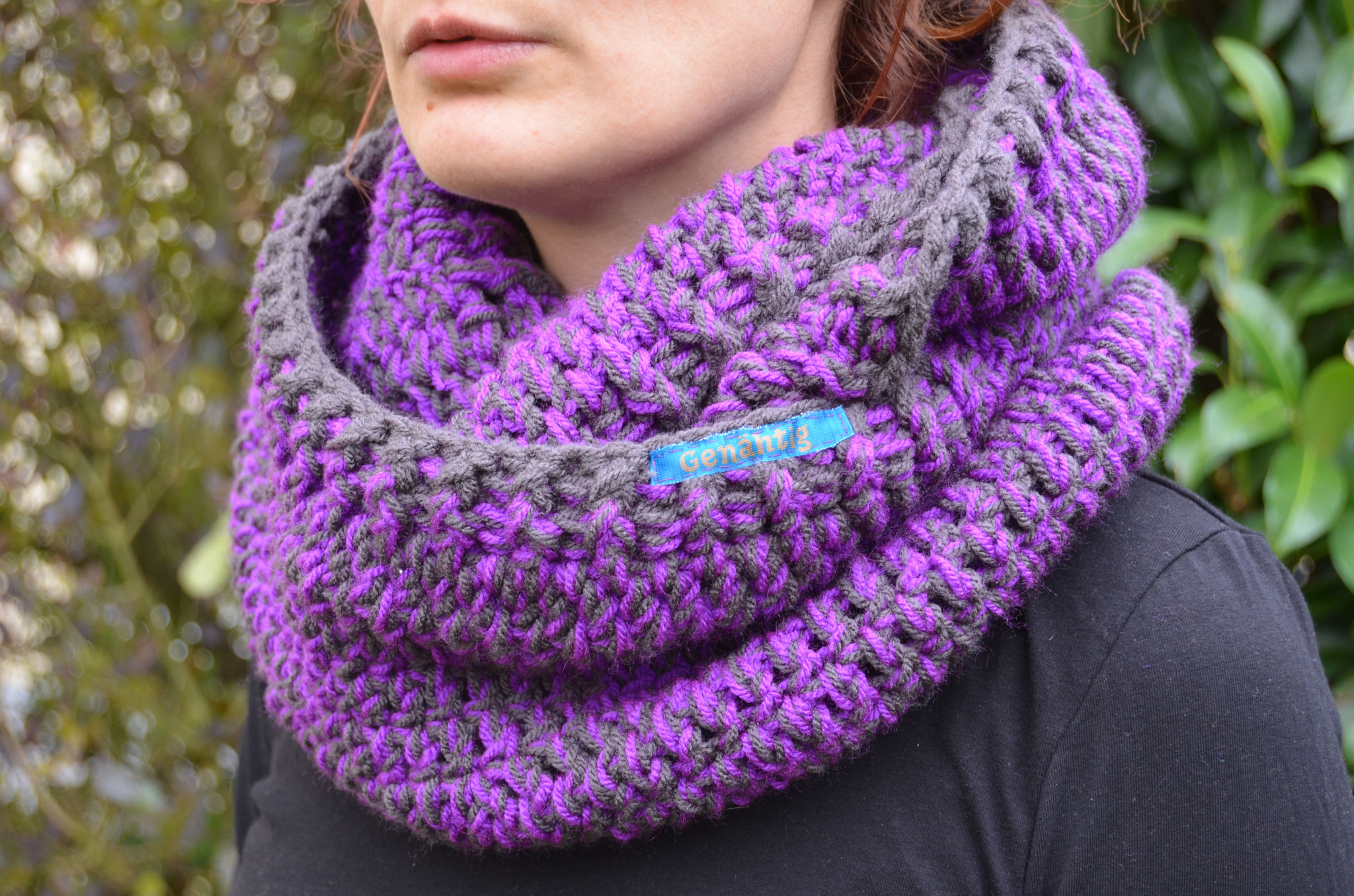 Loop mit Zipfelkaputze und Accessoires.