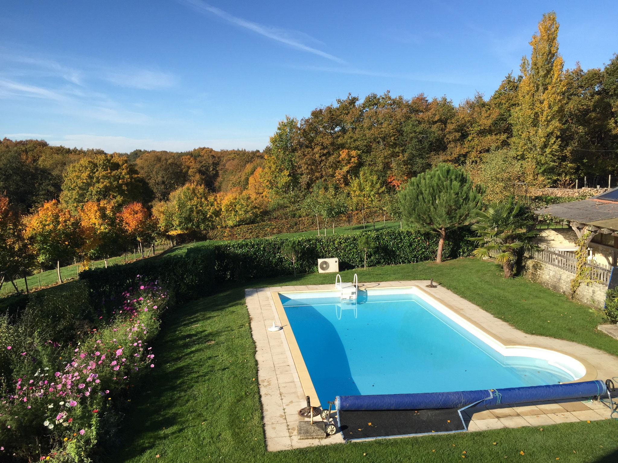 Gîte poolside view with Autumn colors