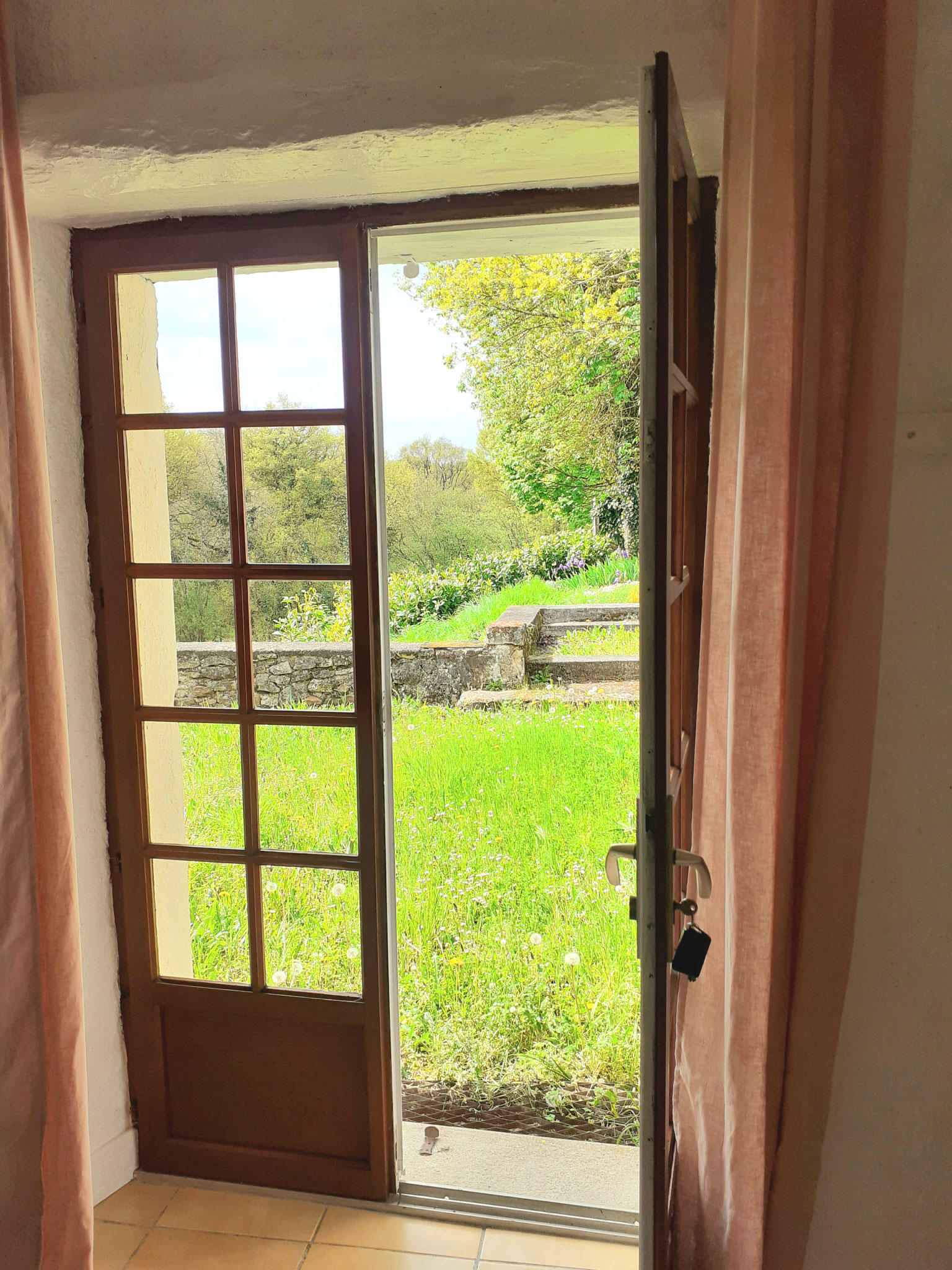 Porte-fenêtre du salon menant à la terrasse privative