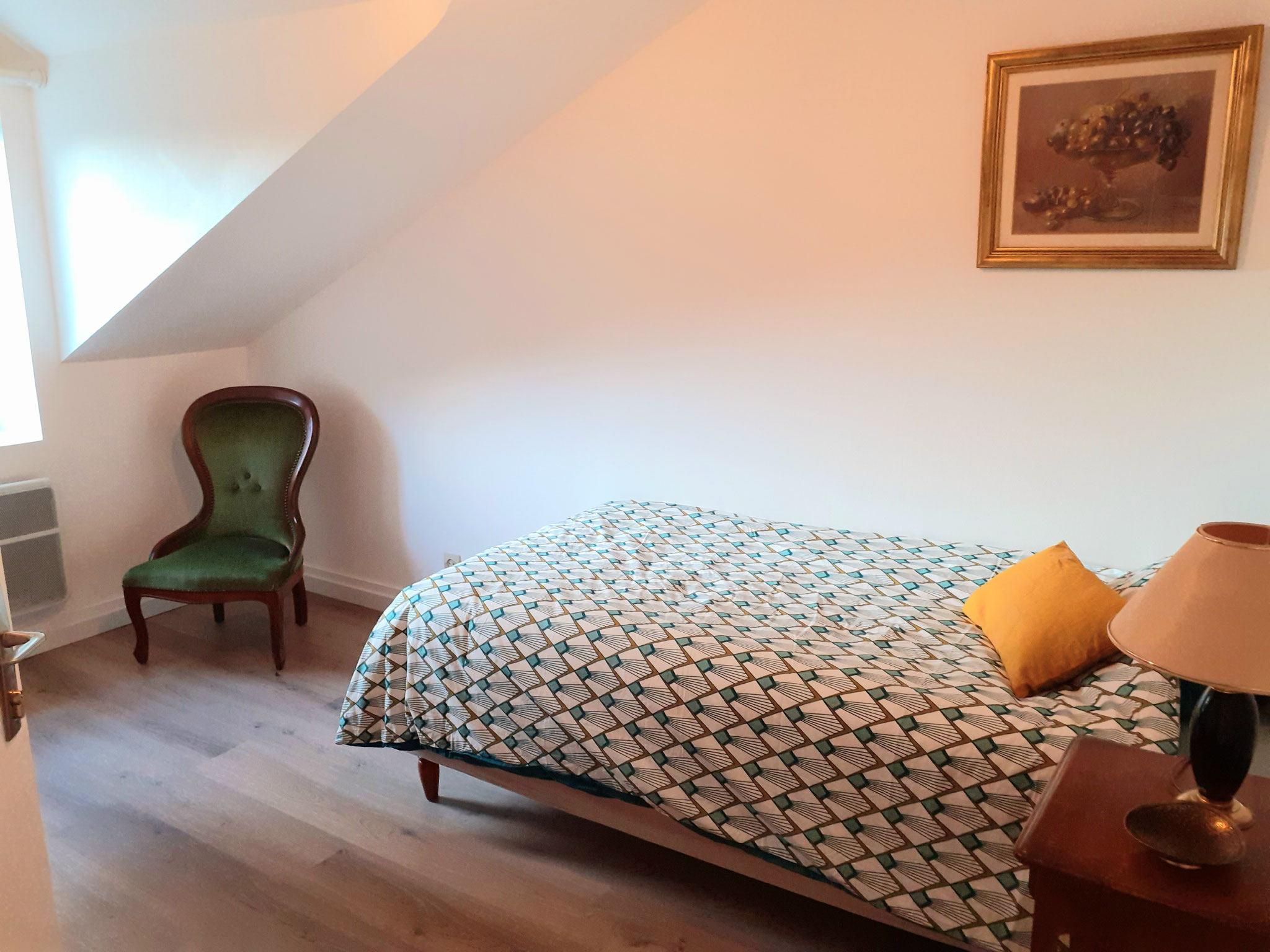 Chambre avec lit simple