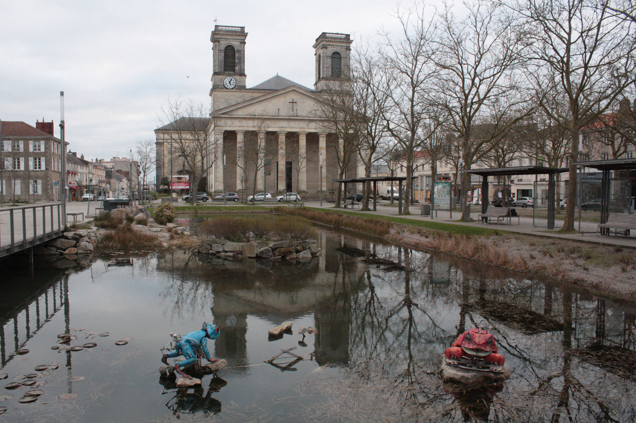 Eglise St Louis et les grenouilles "parlantes" de la place Napoléon - (c) JDR