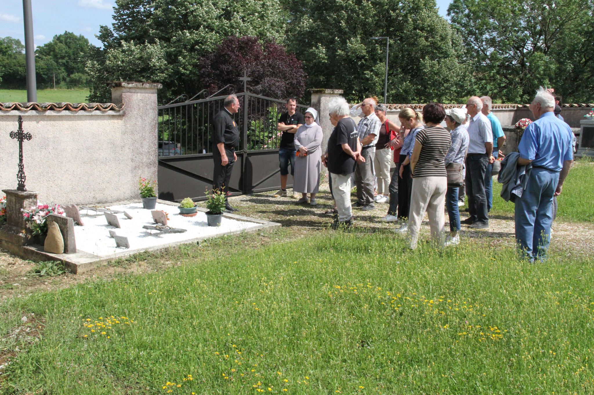 Recueillement sur la tombe du père J. Vieilledent à St Peyronis (c)JDR