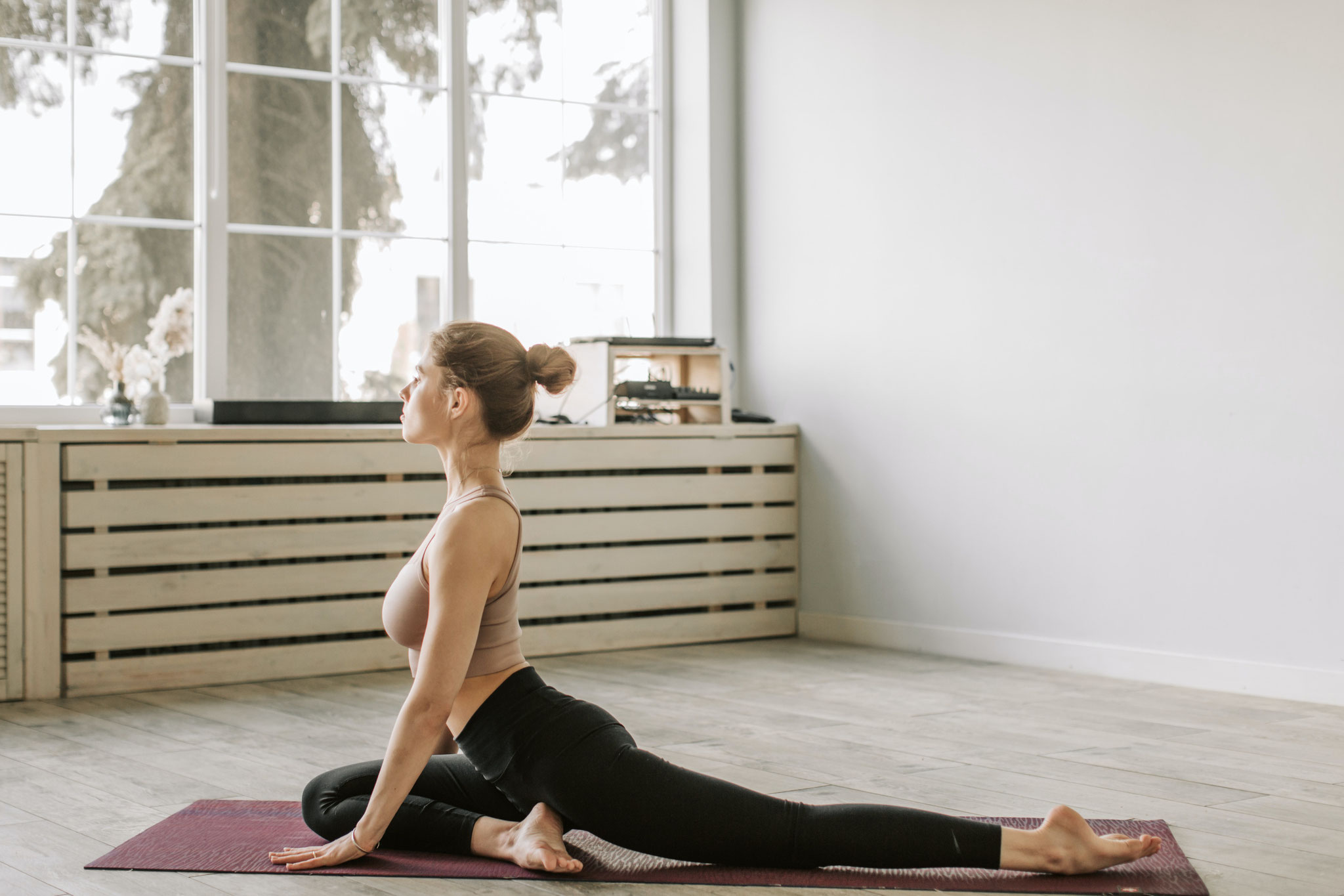 Exercices de pilates au sol avec tapis pour améliorer la posture et prévenir les tensions