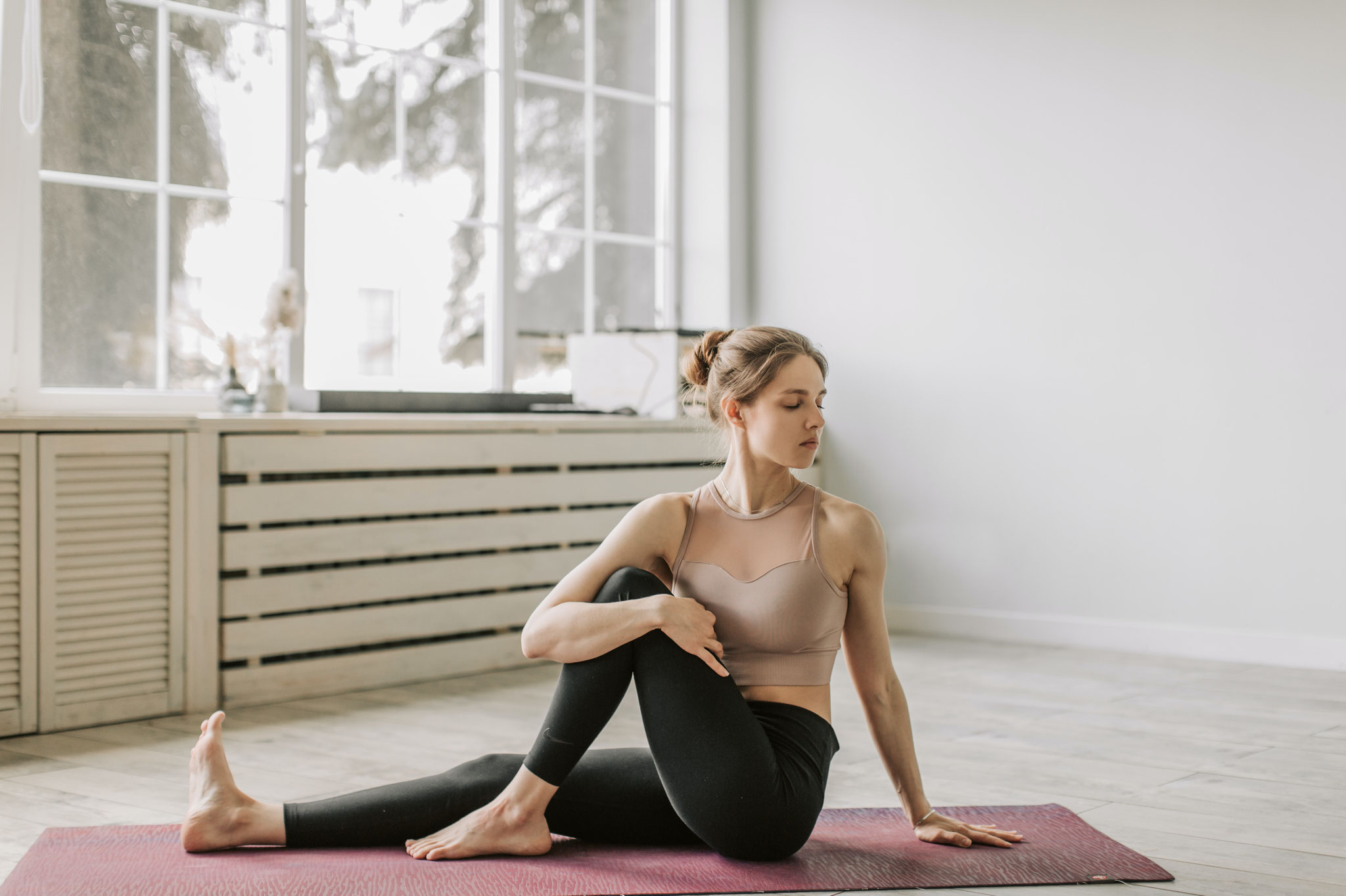 Cours de pilates encadré avec exercices doux de gainage et respiration en intérieur
