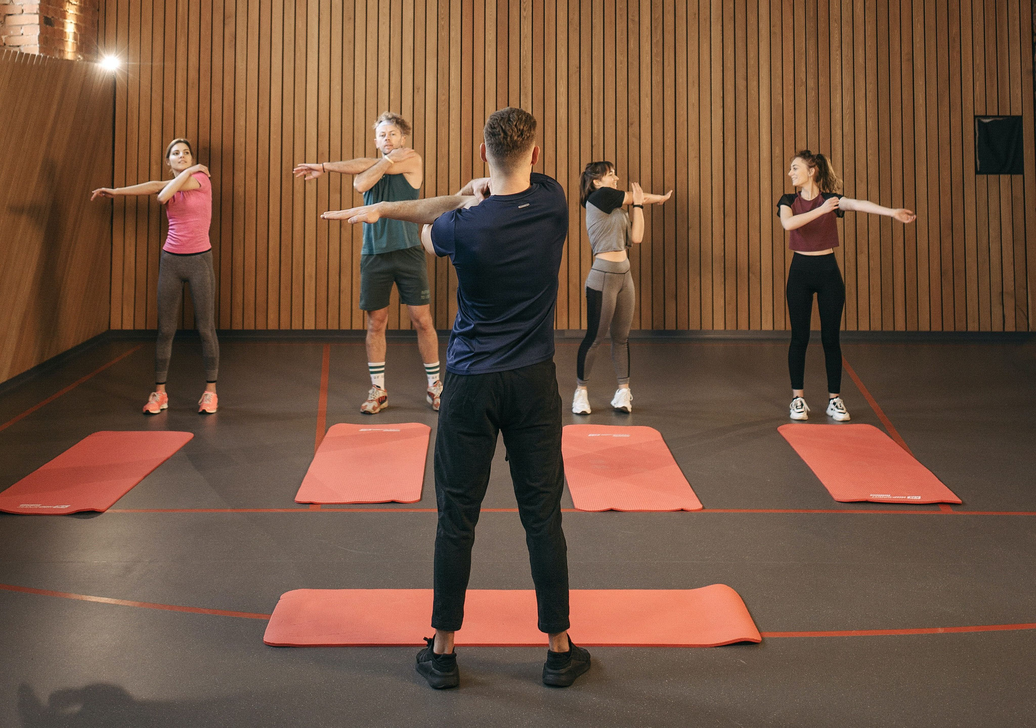 séance de coaching sportif au travail pour renforcer la forme et la motivation des équipes