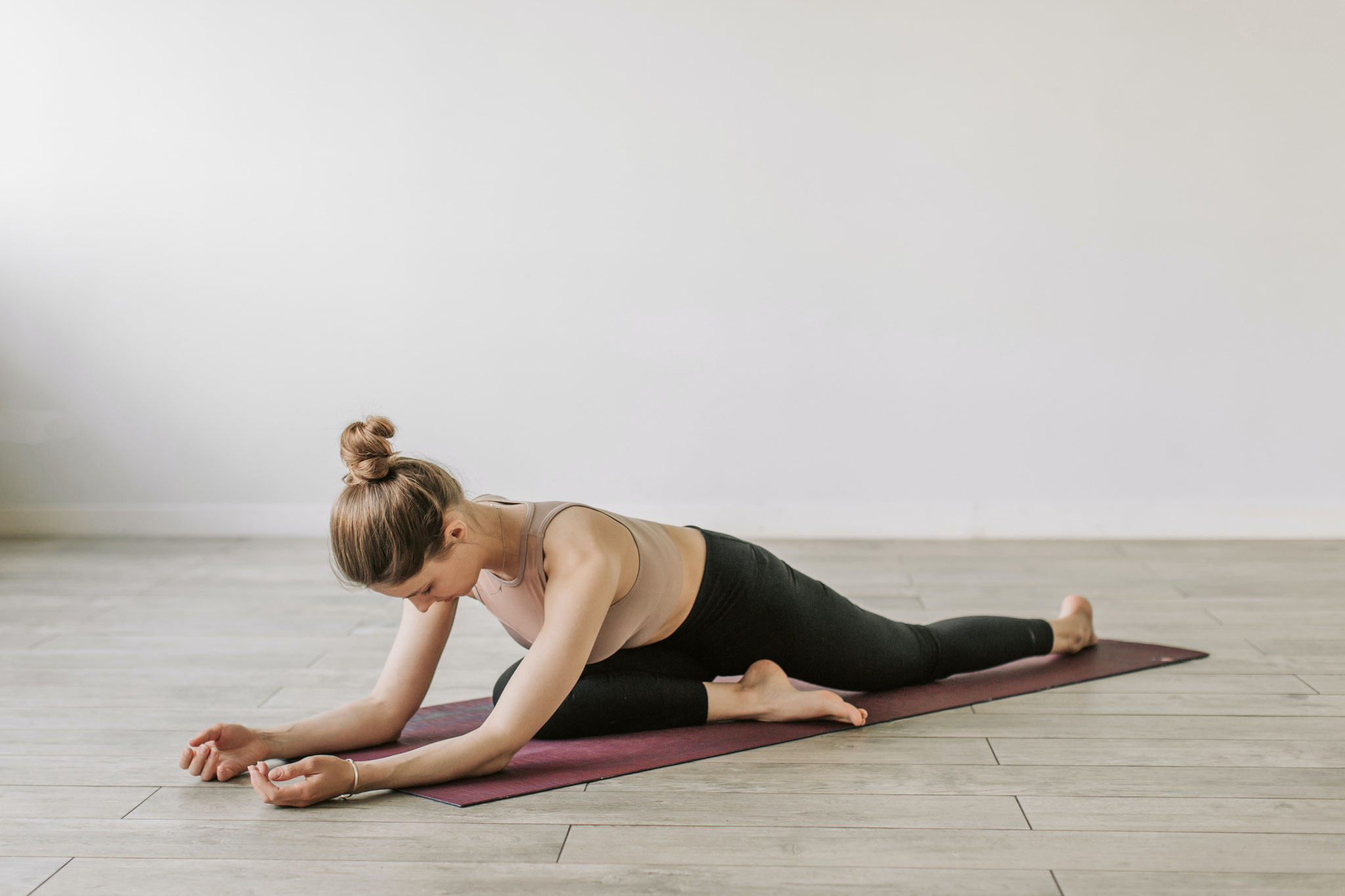 Séance de pilates en entreprise avec participants réalisant des exercices de renforcement et d’étirement
