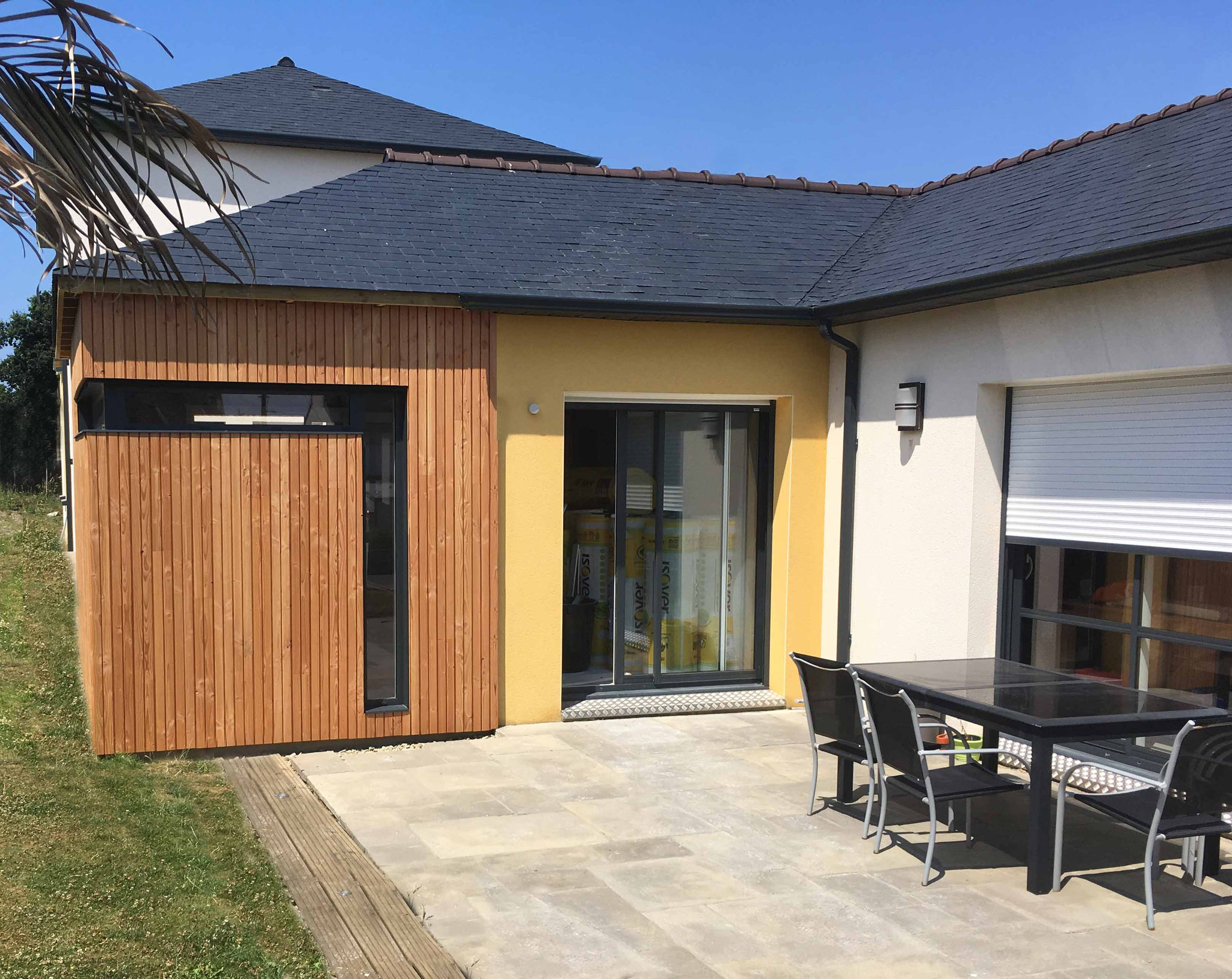 Extension en bois avec toiture ardoise d'une maison moderne à Plouezoc'h