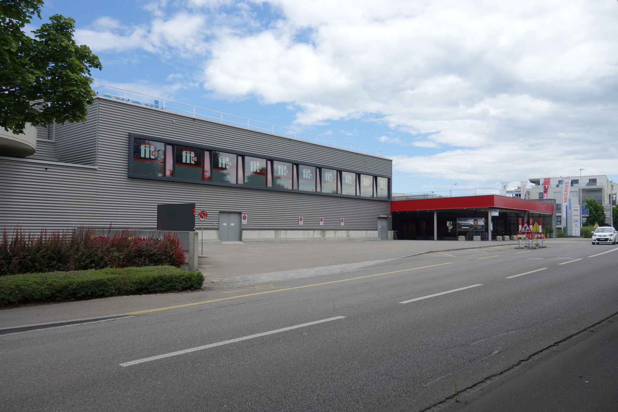 ...neu mit grosszügigem Rahmenfenster für Fitnesshalle