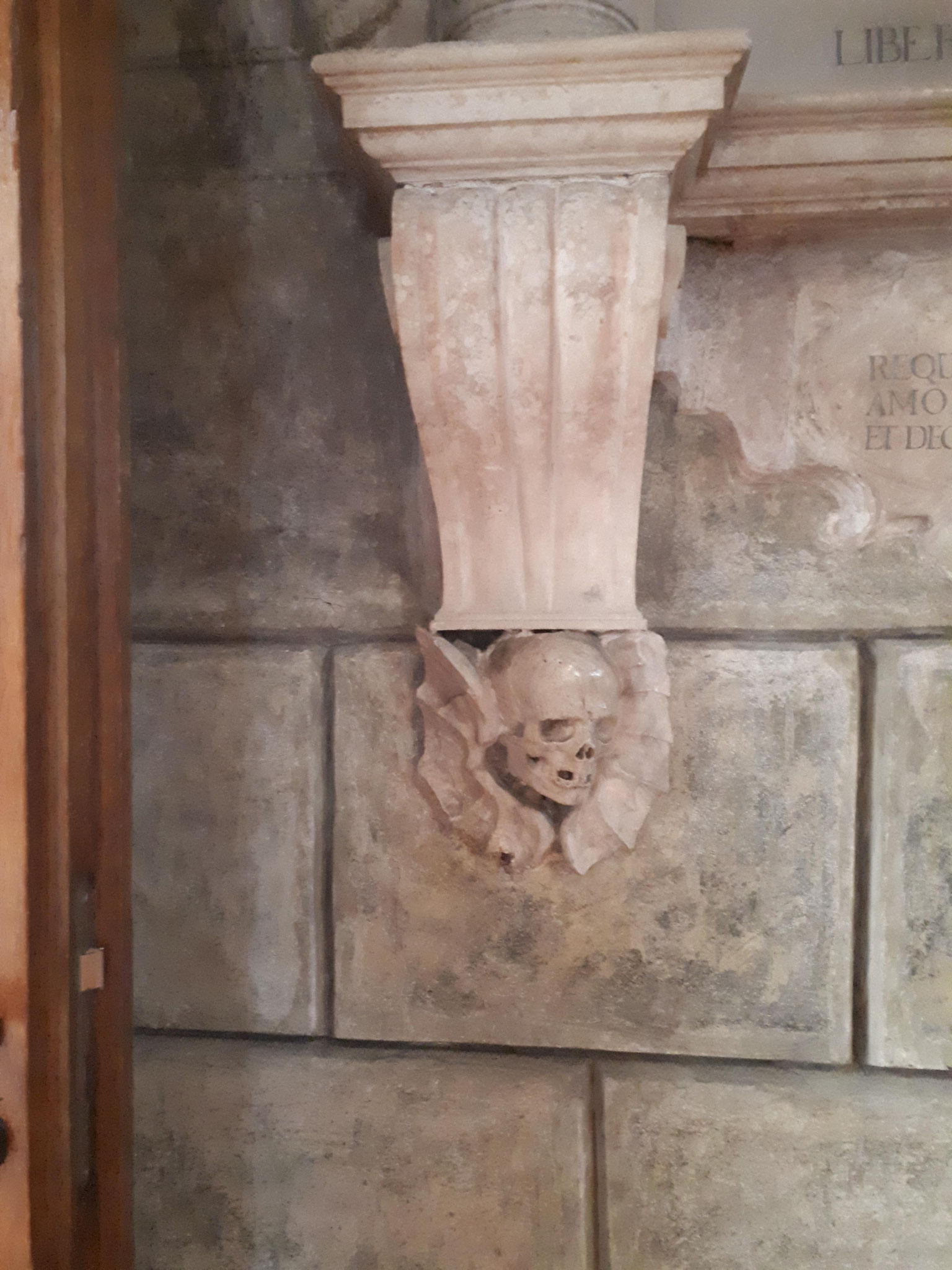 Kapitell mit Totenkopf