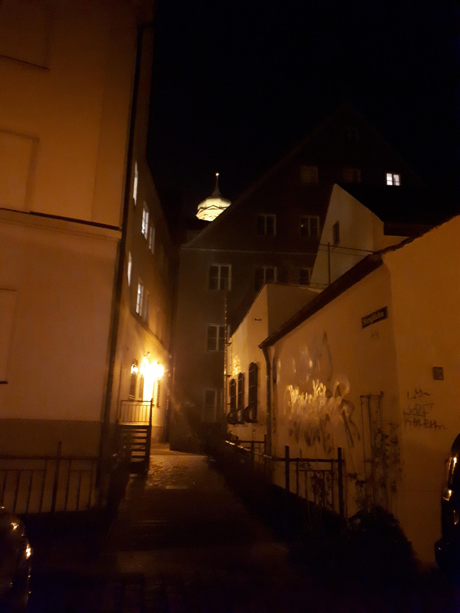 Blick in eine abendliche Altstadtgasse, Augsburg
