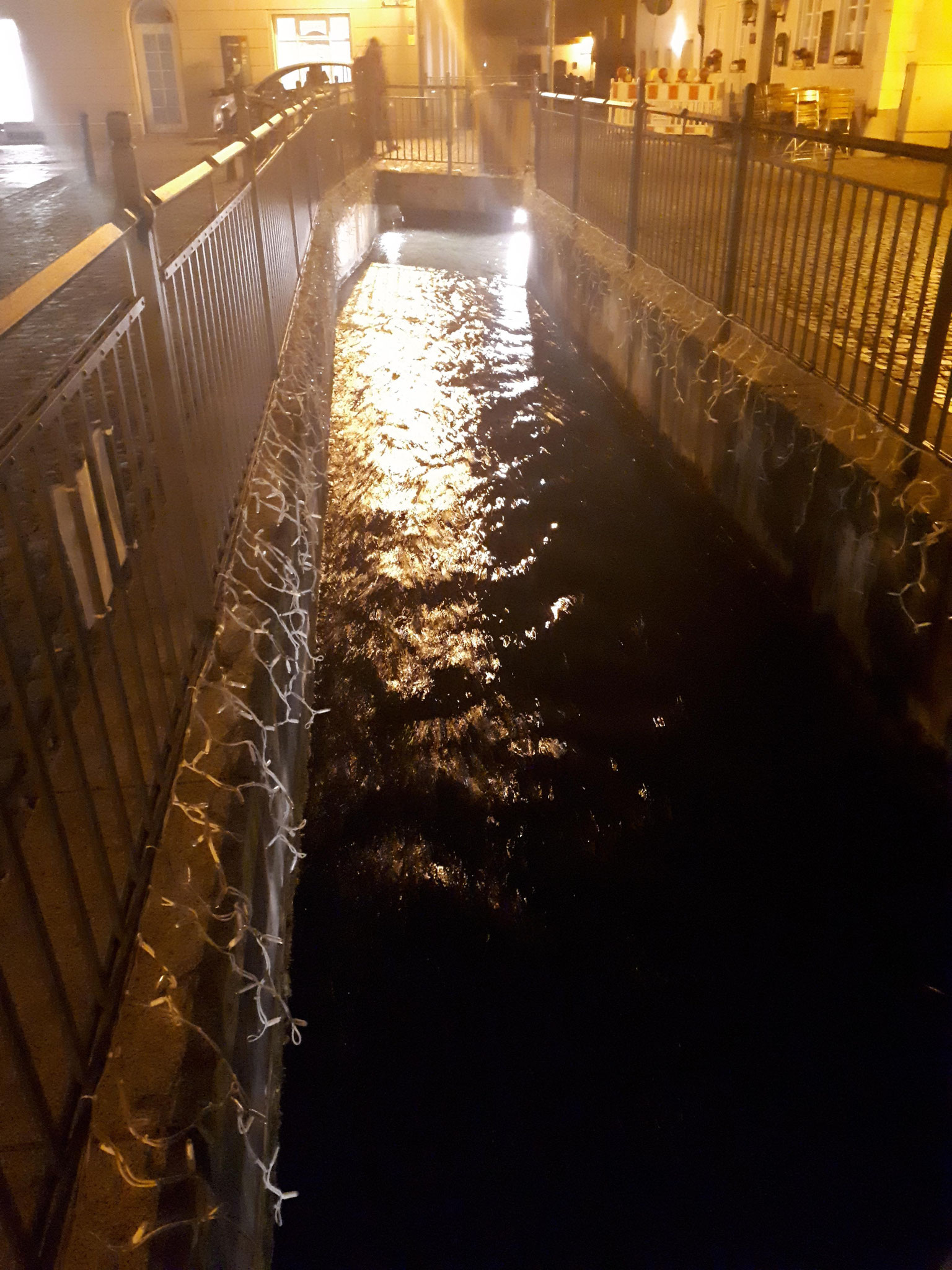 Abendlich erleuchteter Wasserkanal in der Augsburger Altstadt, Vorderer Lech